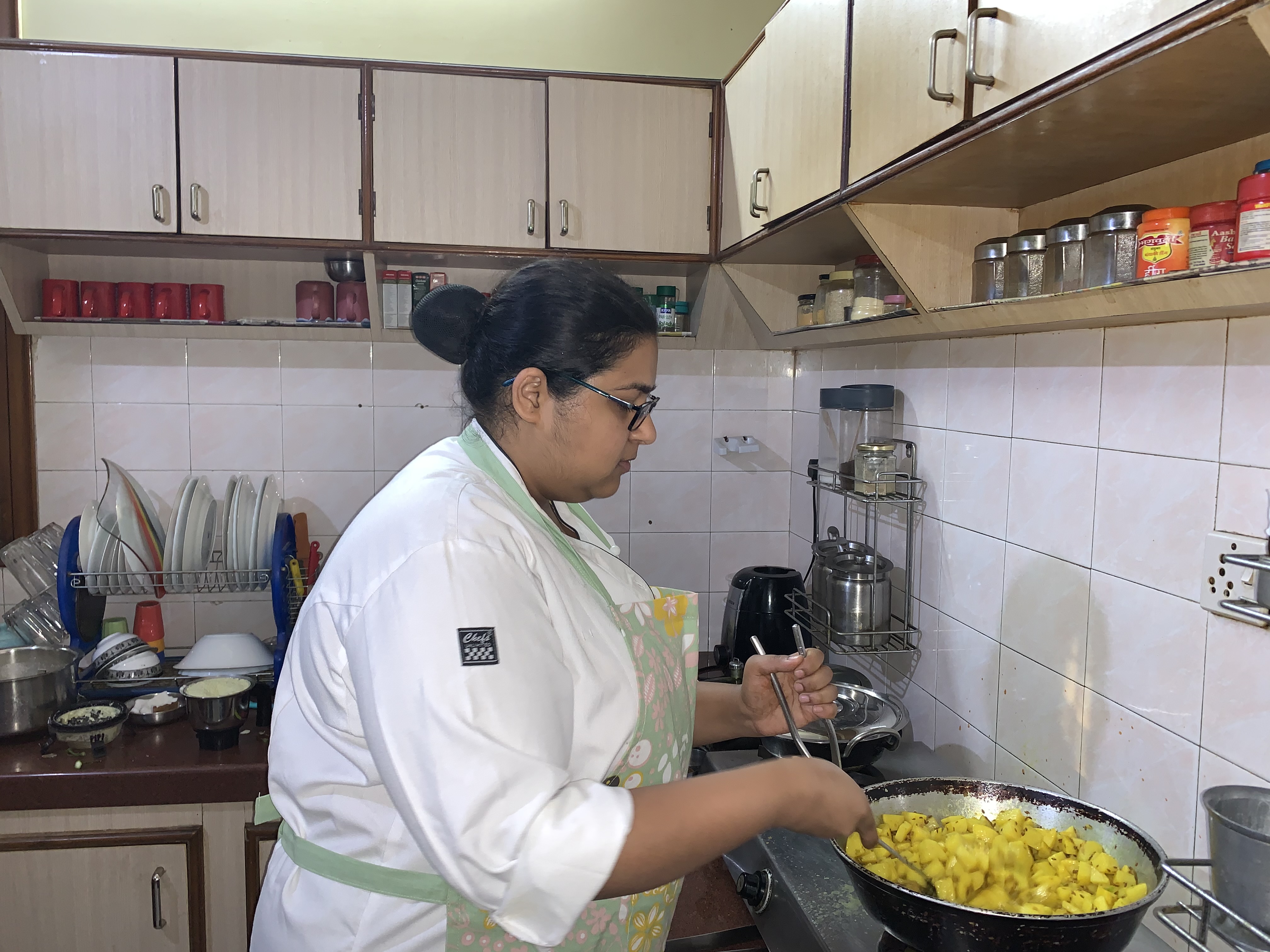 Volunteers like Aparna Garg are cooking for people in home quarantine [Courtesy of Aparna Garg]