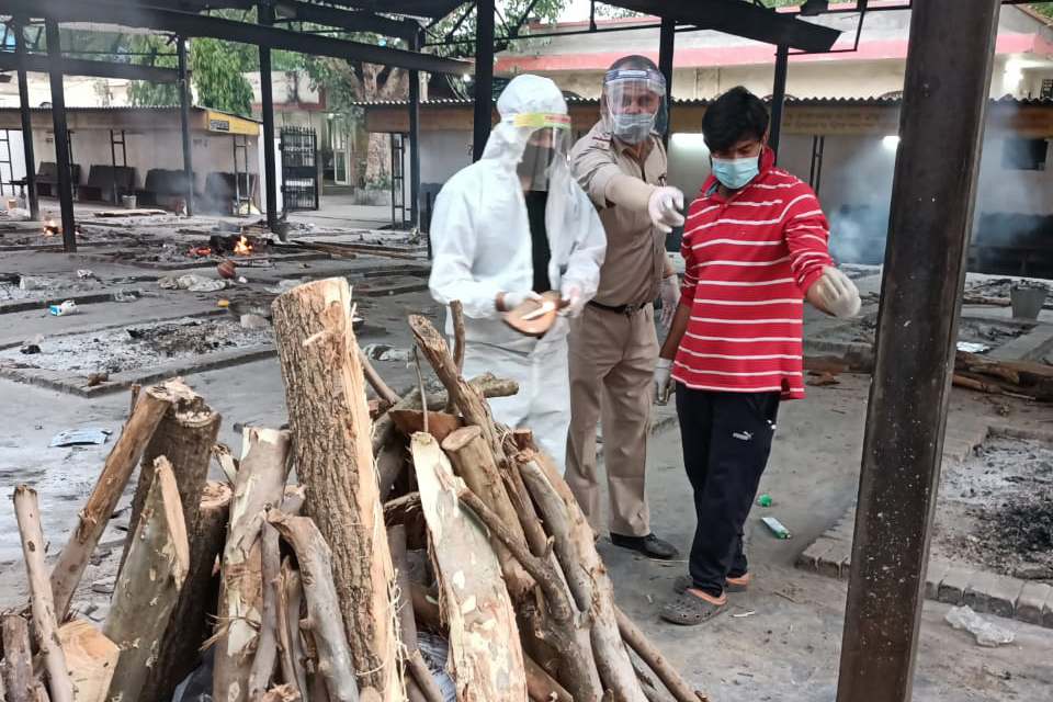 Kumar, centre, helping families perform the last rites of their loved ones at New Delhi’s Lodhi Crematorium [Courtesy of Rakesh Kumar]