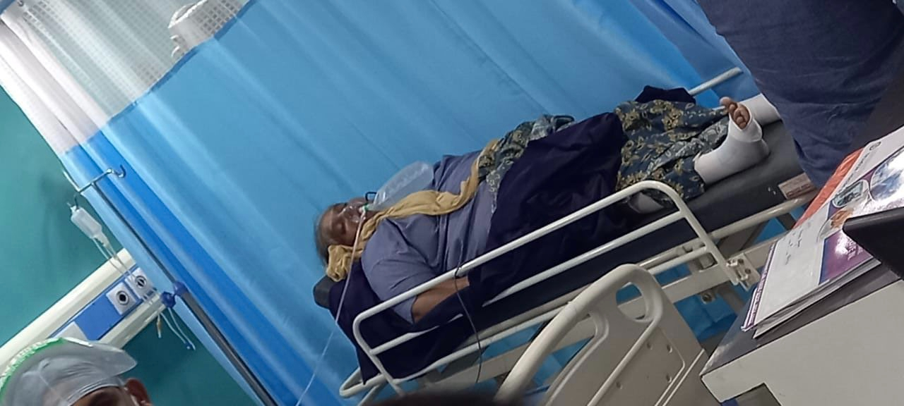 Najma gasping for breath on a hospital bed in southern Indian city of Hyderabad [Courtesy of Rayees Ahmed Mirza]