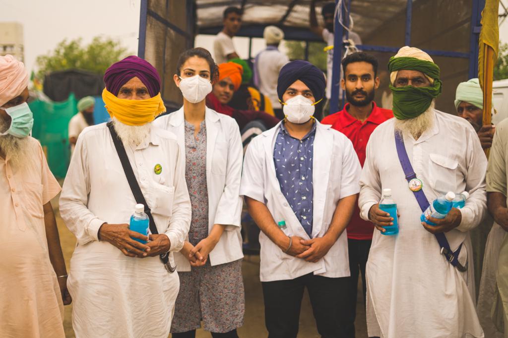 Singh, wearing a blue turban, with his team of doctors and volunteers at Tikri [Courtesy: Dr Swaiman Singh]