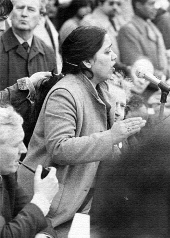 Anwar Ditta speaking at an anti-apartheid rally in London in 1982, the year after she had won her case to bring her children to the UK from Pakistan. Tony Benn can be seen beside her [Photo courtesy of Anwar Ditta]