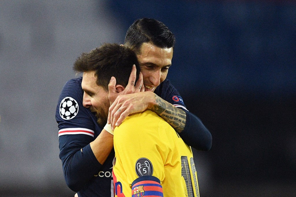 Paris Saint-Germain's Argentinian midfielder Angel Di Maria (R) hugs Barcelona's Argentinian forward Lionel Messi