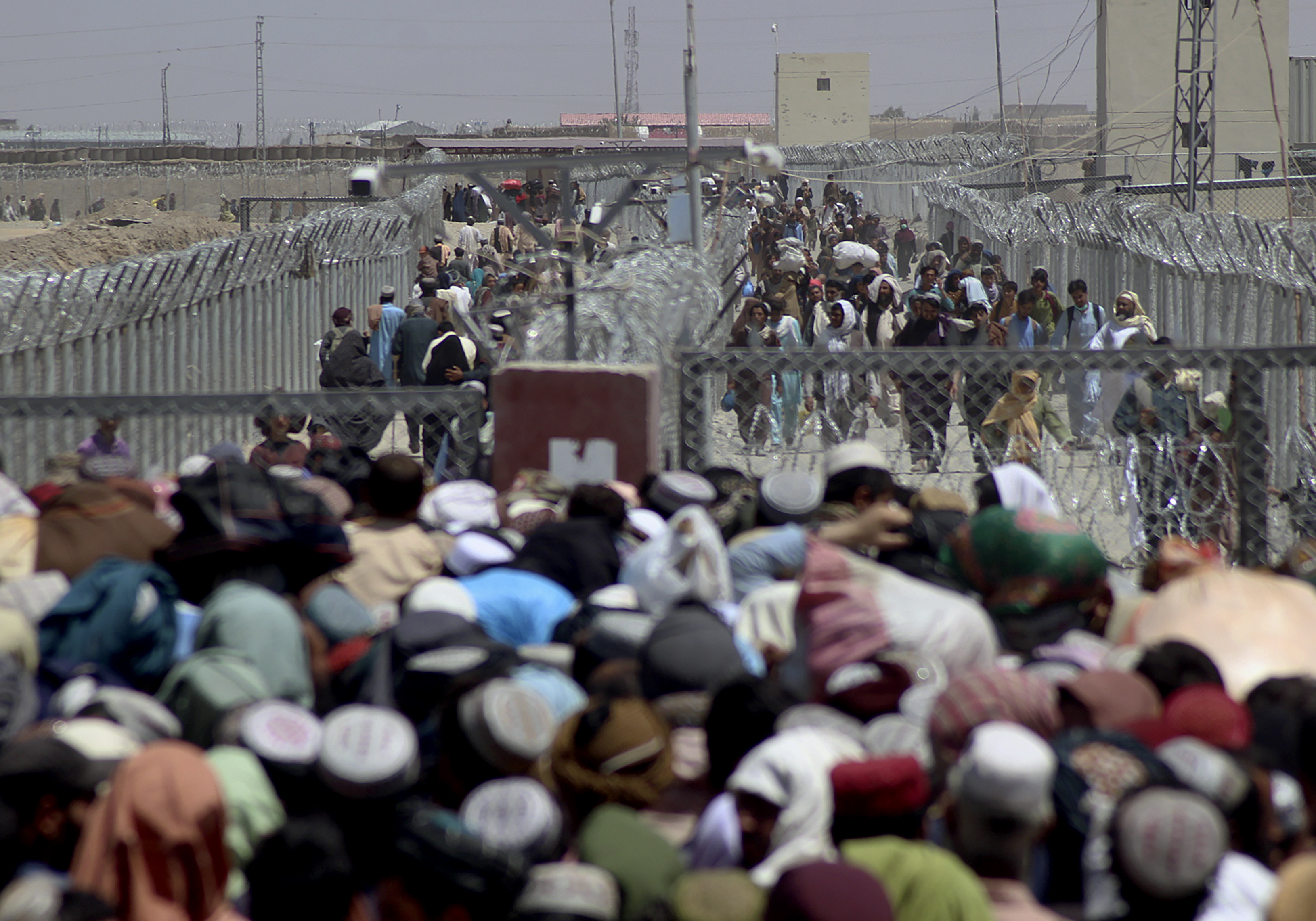 Stranded people crossing the border between Pakistan and Afghanistan at Chaman