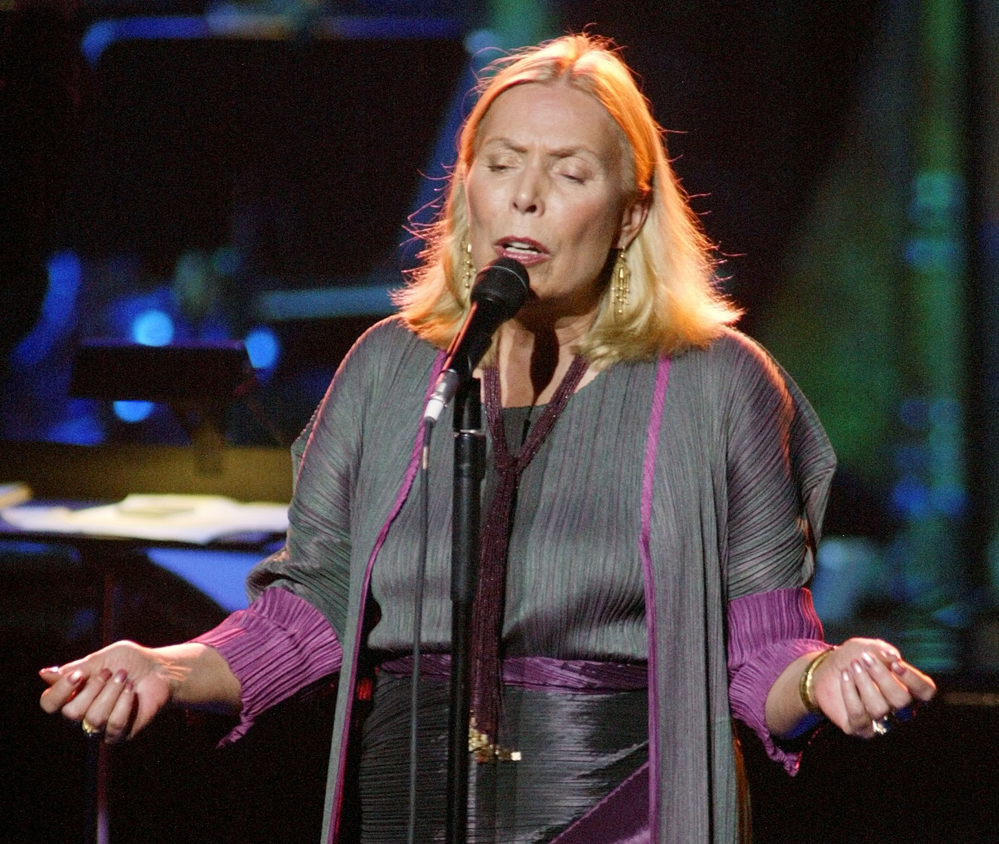 Singer Joni Mitchell performs during the Stormy Weather concert in Los Angeles