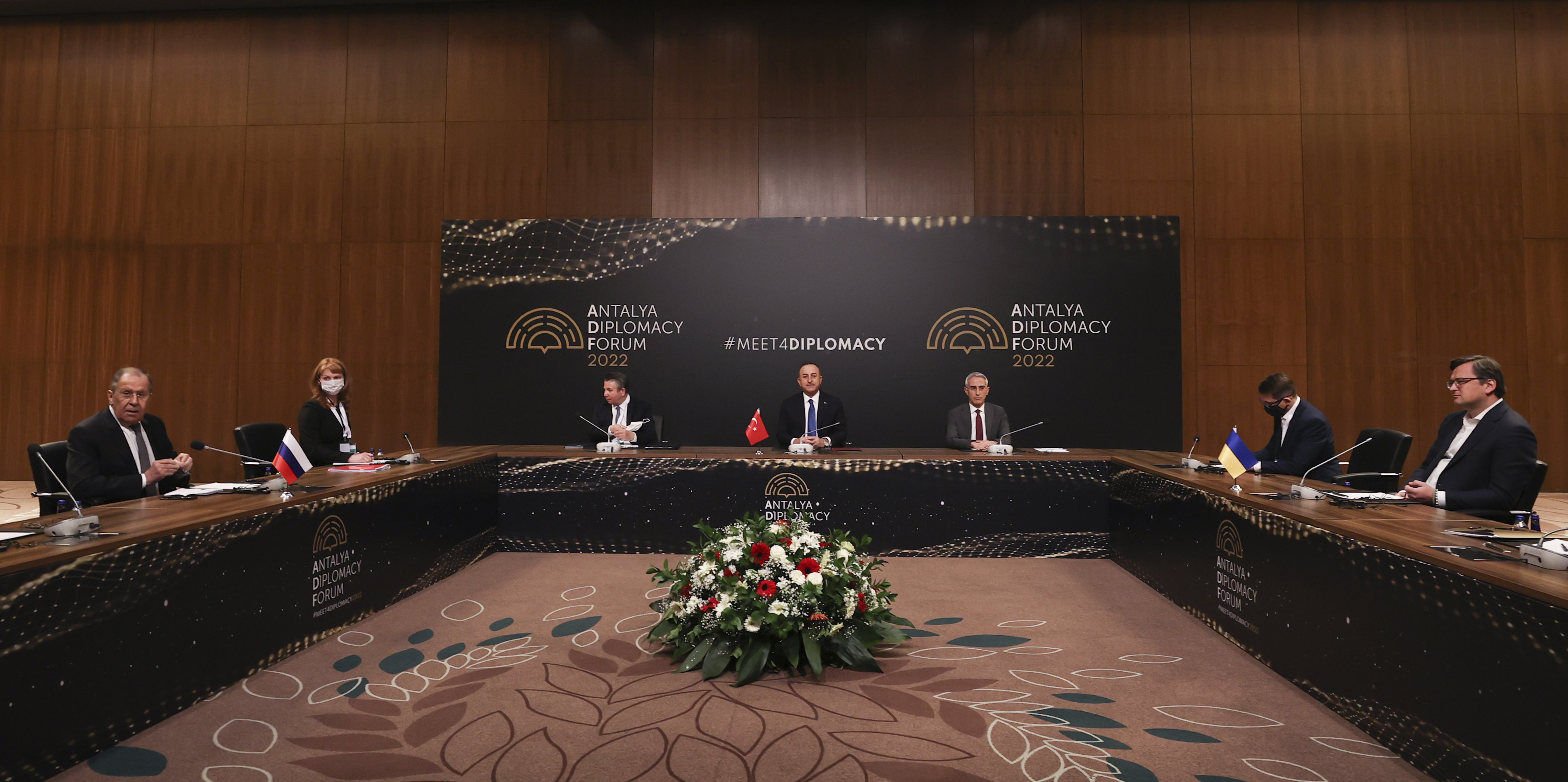 Turkish foreign minister Mevlut Cavusoglu, center, chairs a tripartite meeting with Russia’s foreign minister Sergey Lavrov, left, and Ukraine’s foreign minister Dmytro Kuleba, right, in Antalya, Turkey, March 10, 2022