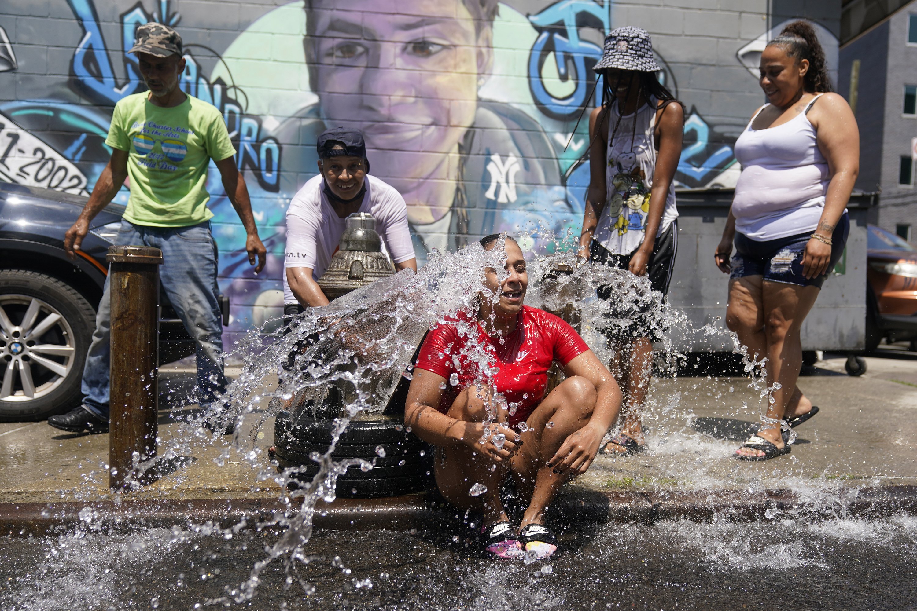 Dangerously high temperatures threatened much of the northeast and deep south of the US as millions sought comfort from air-conditioners, fire hydrants, fountains and cooling centres