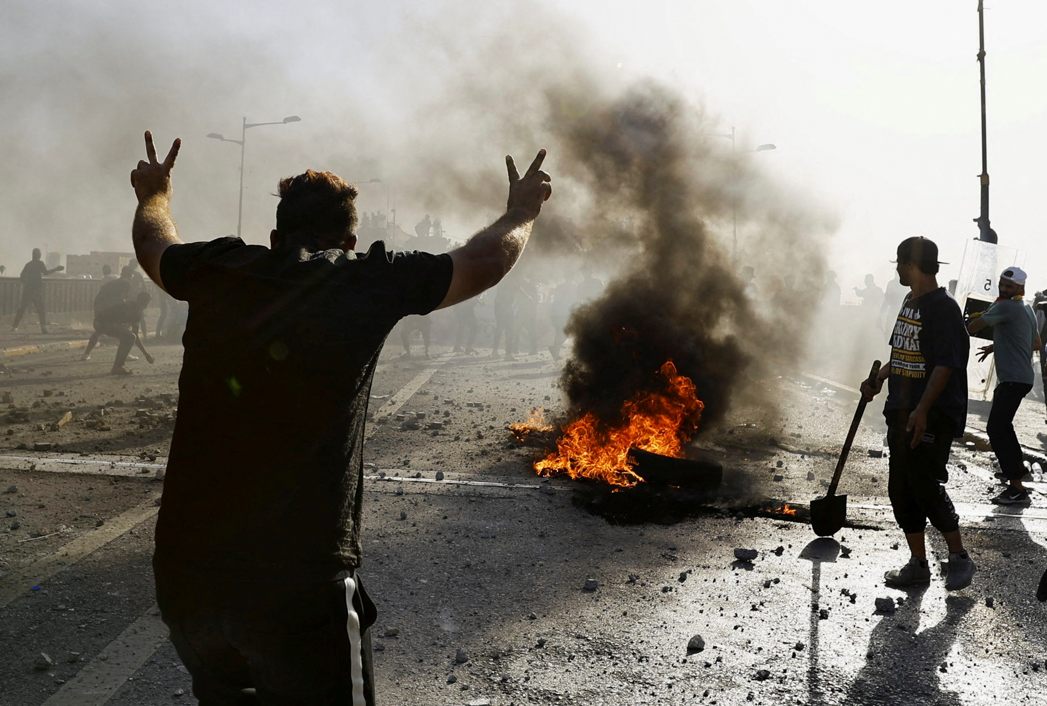 Demonstrators clash with security force during an anti-government protest, after a parliament session, in Baghdad, Iraq September 28, 2022. REUTERS/Thaier Al-Sudani TPX IMAGES OF THE DAY