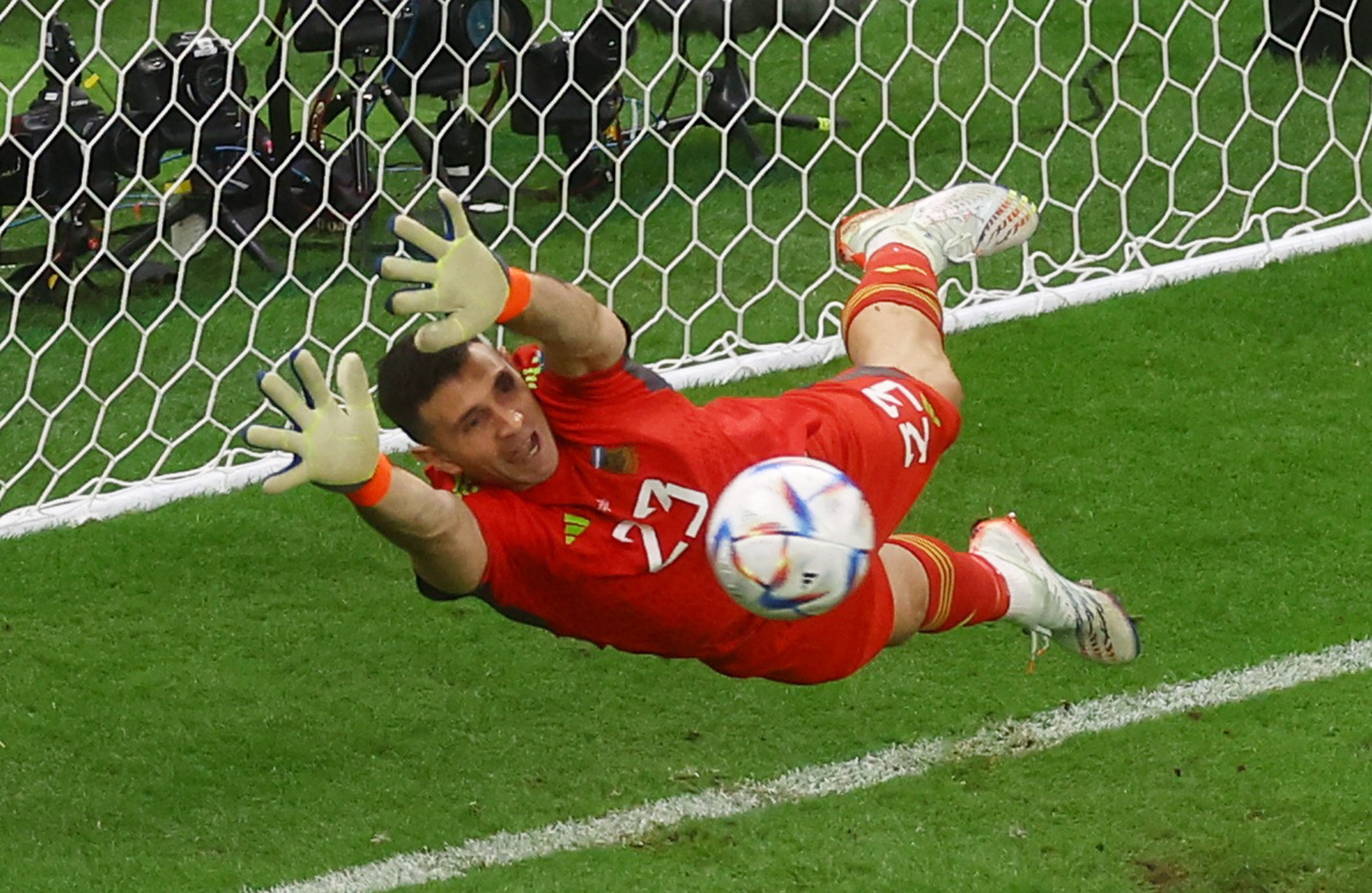 Martinez saves a penalty missed by Netherlands' Virgil van Dijk