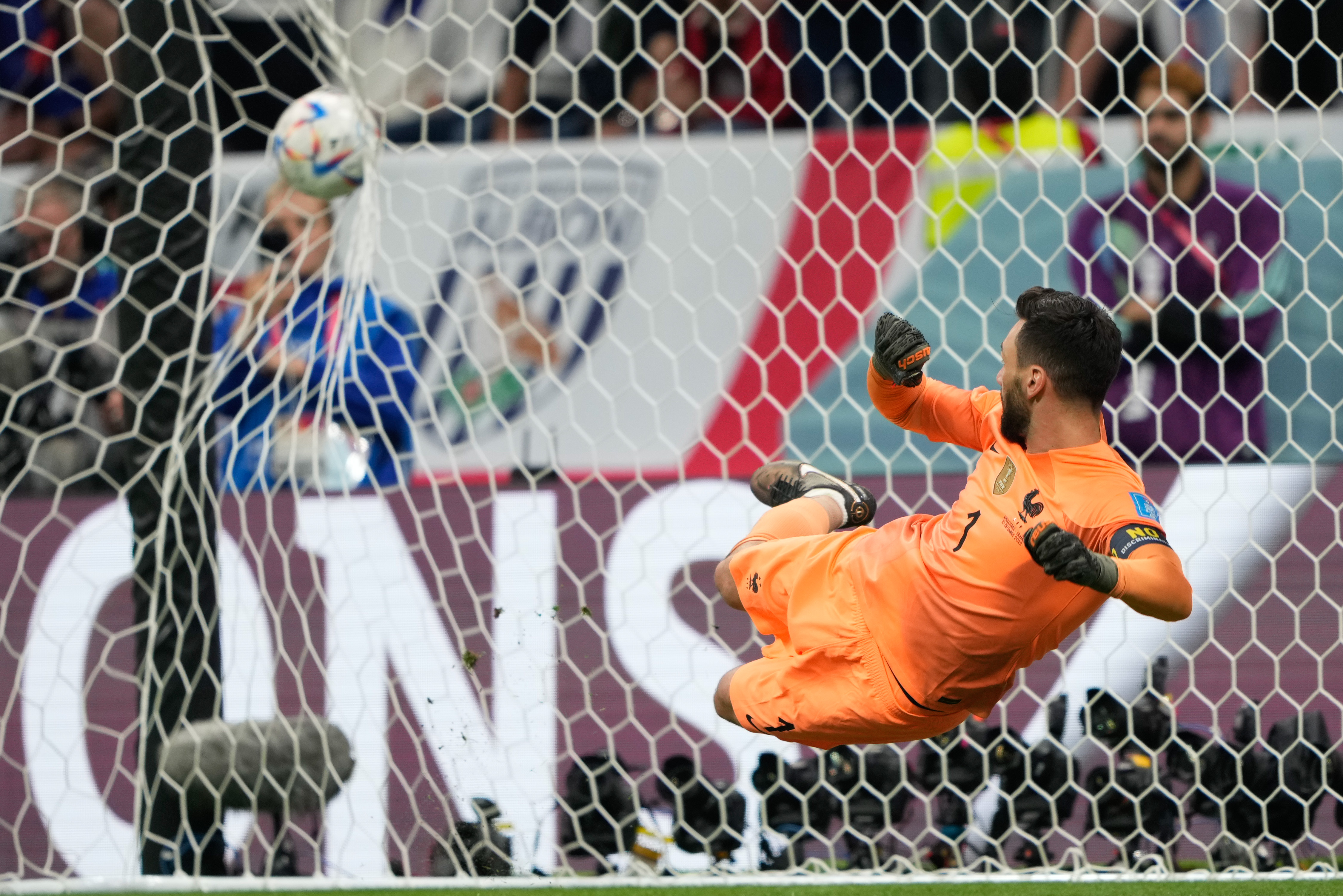 Harry Kane scores penalty f