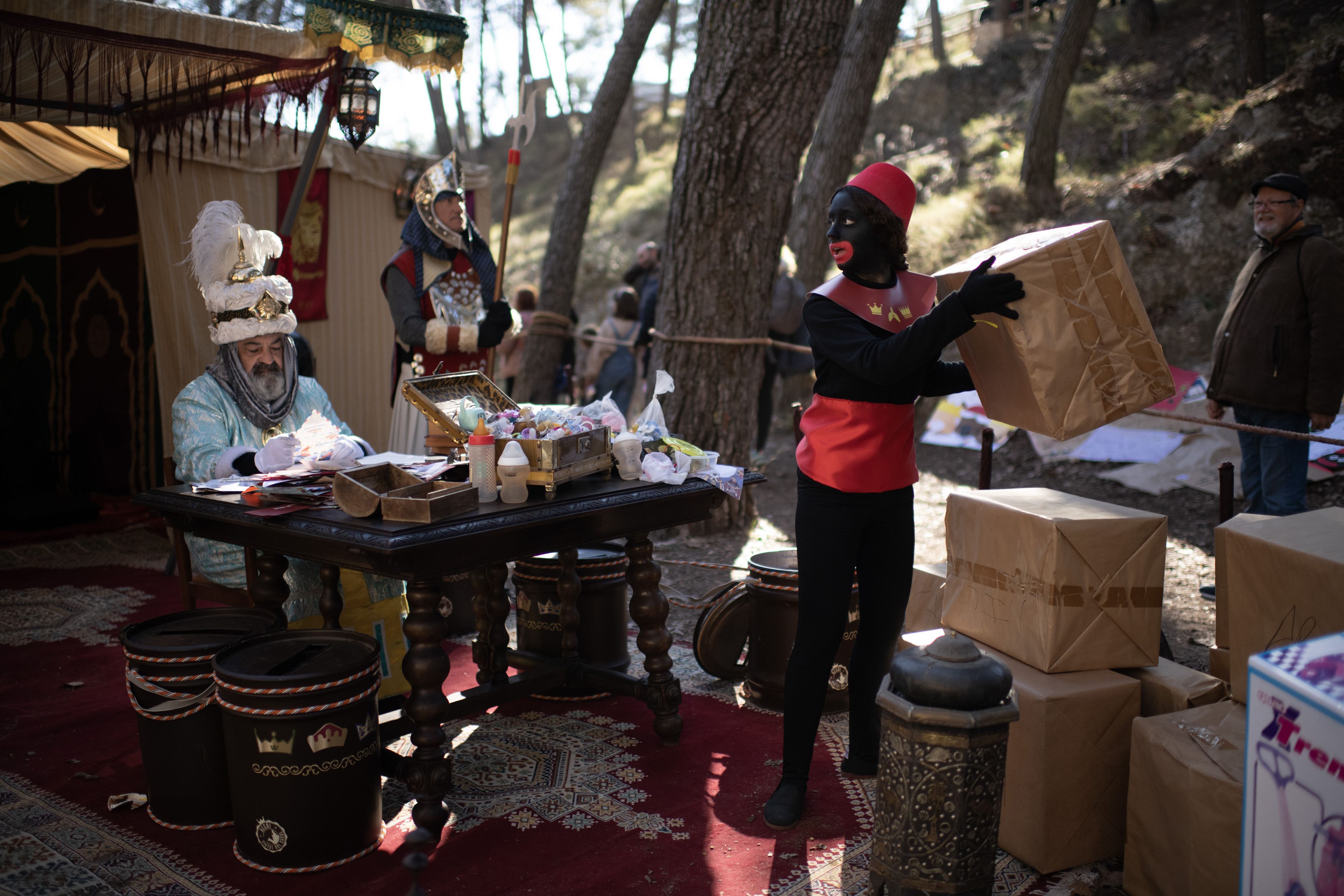 A royal writer and a pageboy wearing blackface in Alcoy