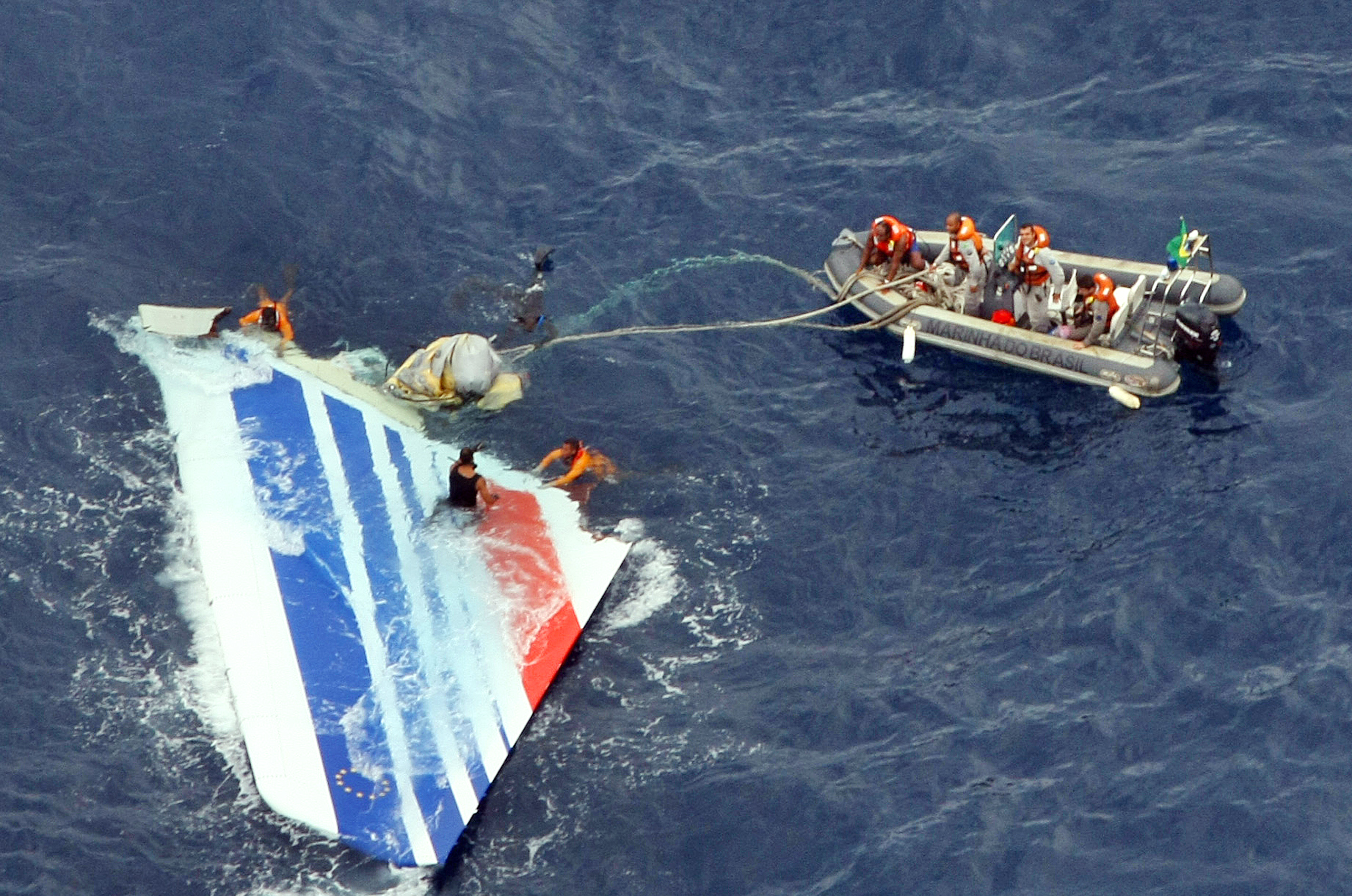 Divers recover the tail section from the Air France A330 that crashed into the south Atlantic while flying from Rio de Janeiro to Paris on June 1, 2009