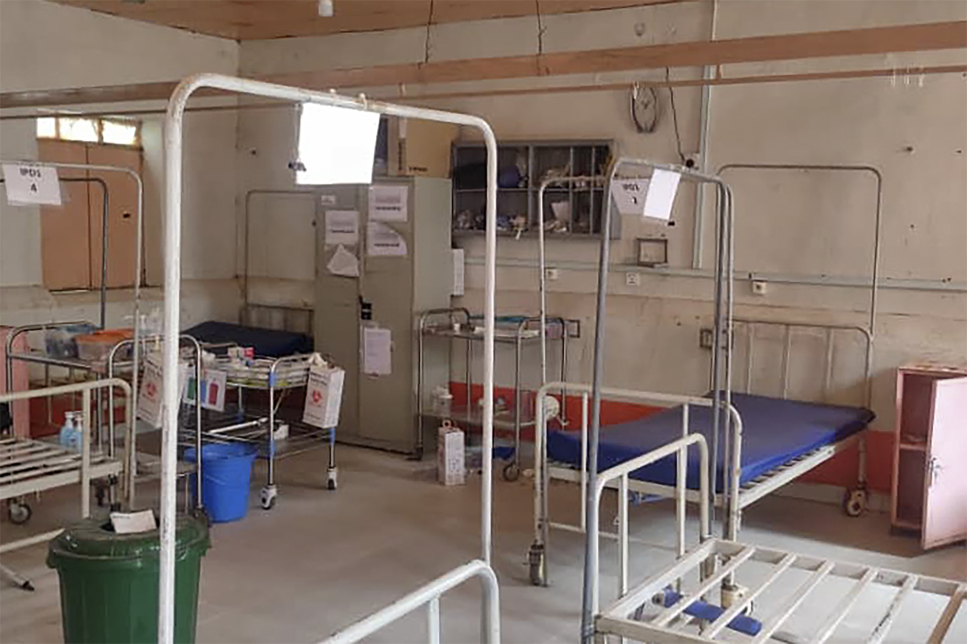 A picture taken on May 1, 2023 shows an abandoned hospital in El Geneina, the capital of West Darfur, as deadly fighting continues in Sudan between rival generals' forces. - Sudan's already troubled health sector faces the risk of 