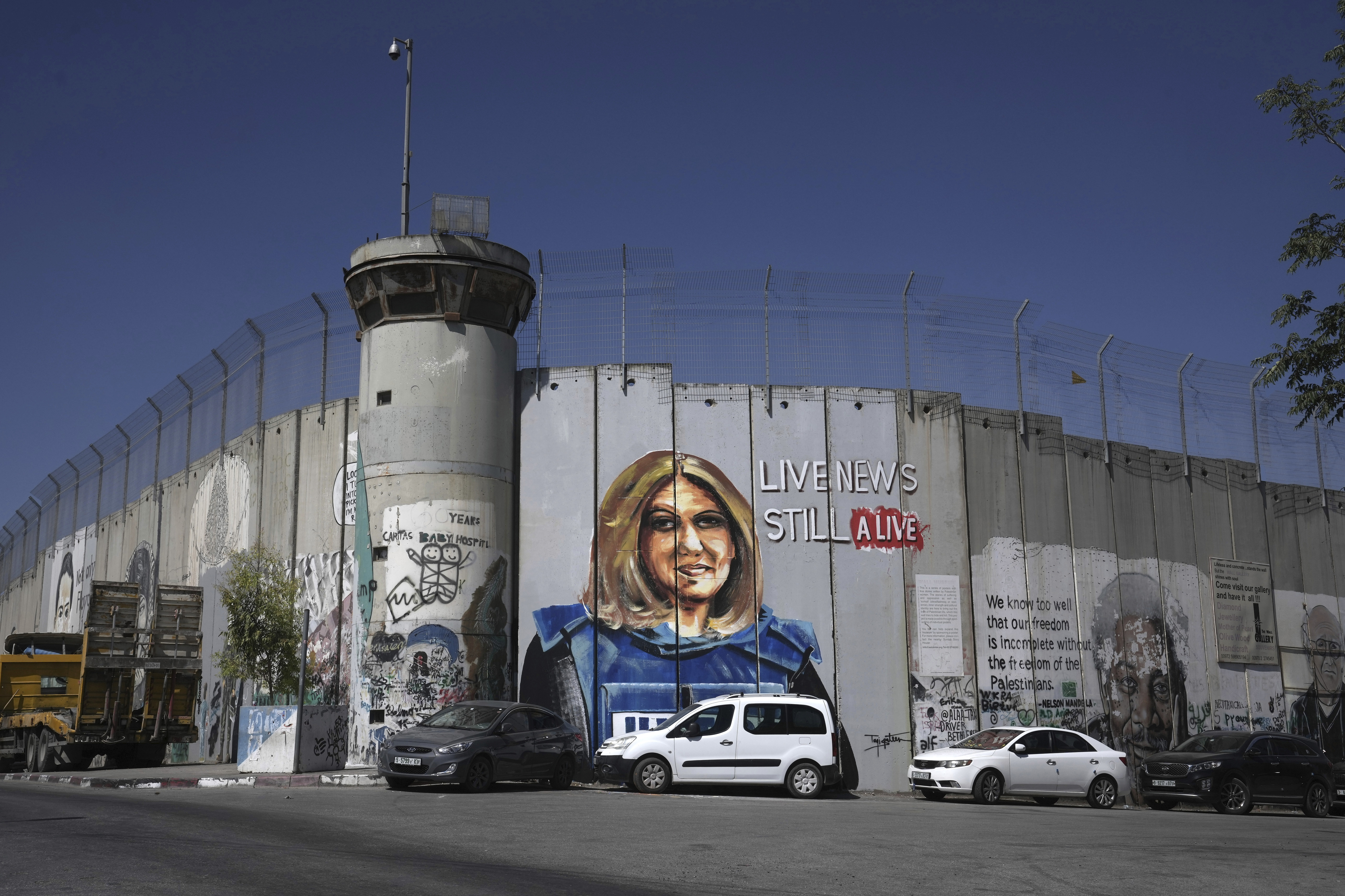 Shireen abu Akleh wall mural