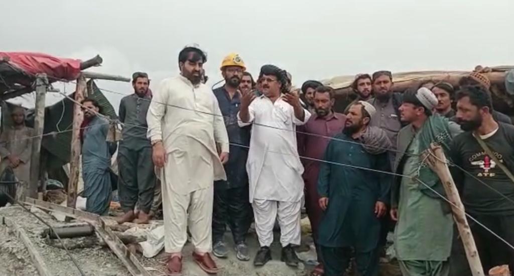Pakistan coal miners trapped