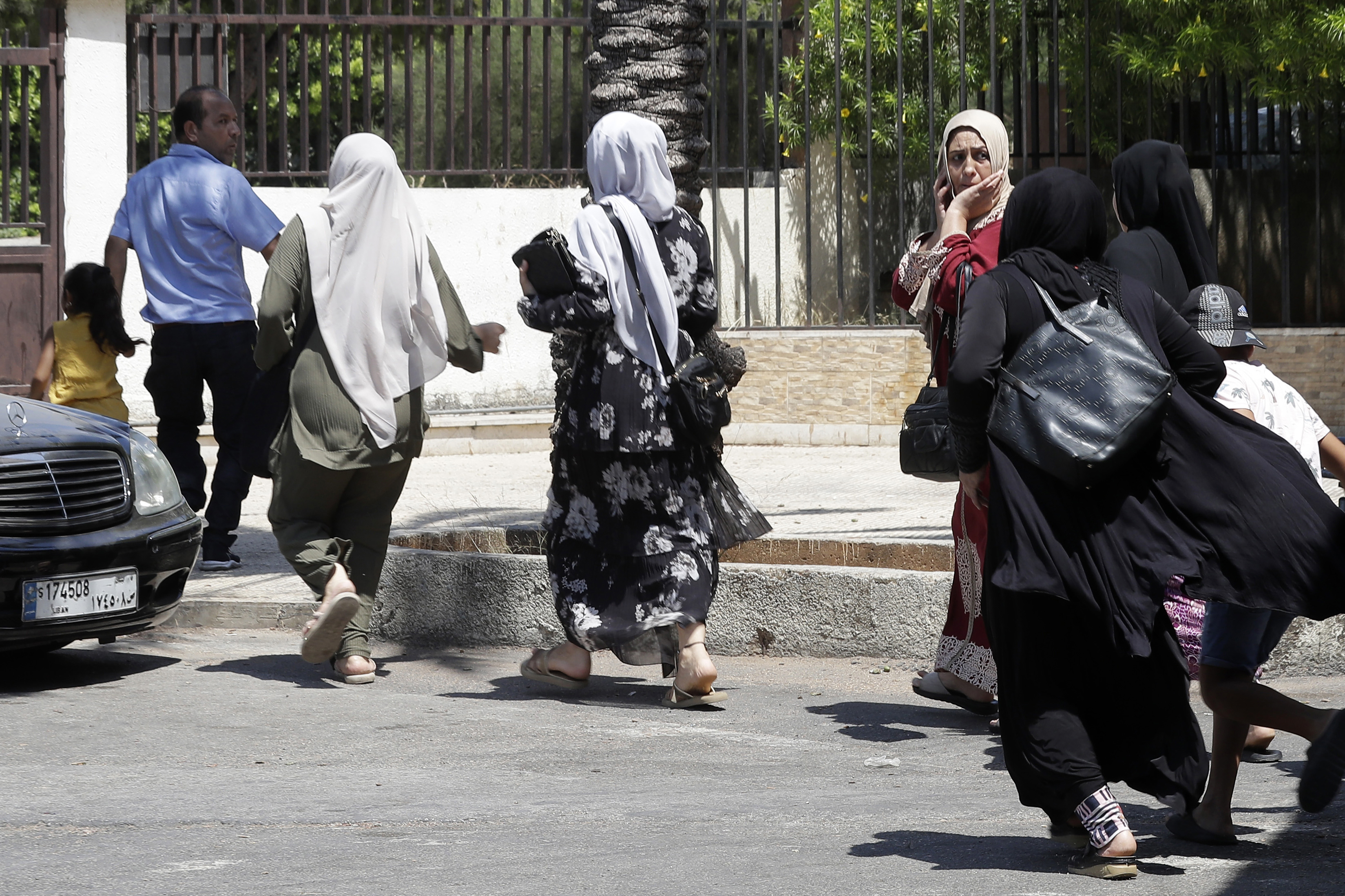 palestinians flee clashes