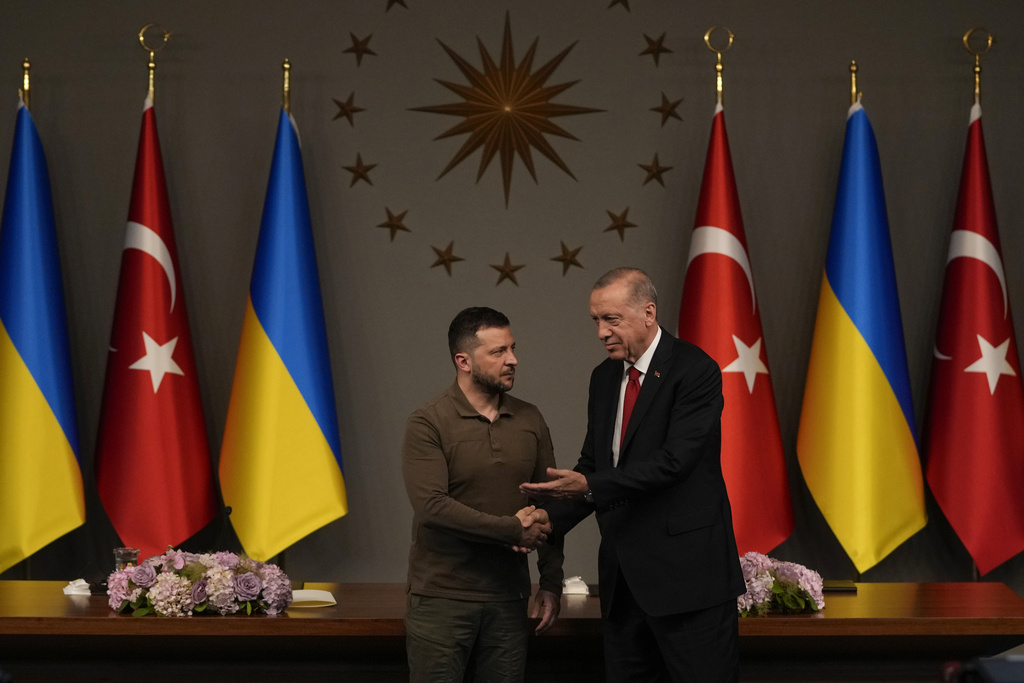 Turkish President Recep Tayyip Erdogan, right, shakes hands with Ukrainian President Volodymyr Zelenskyy at the end of a joint news conference following their meeting in Istanbul, Turkey, early Saturday, July 8, 2023. (AP Photo/Francisco Seco)
