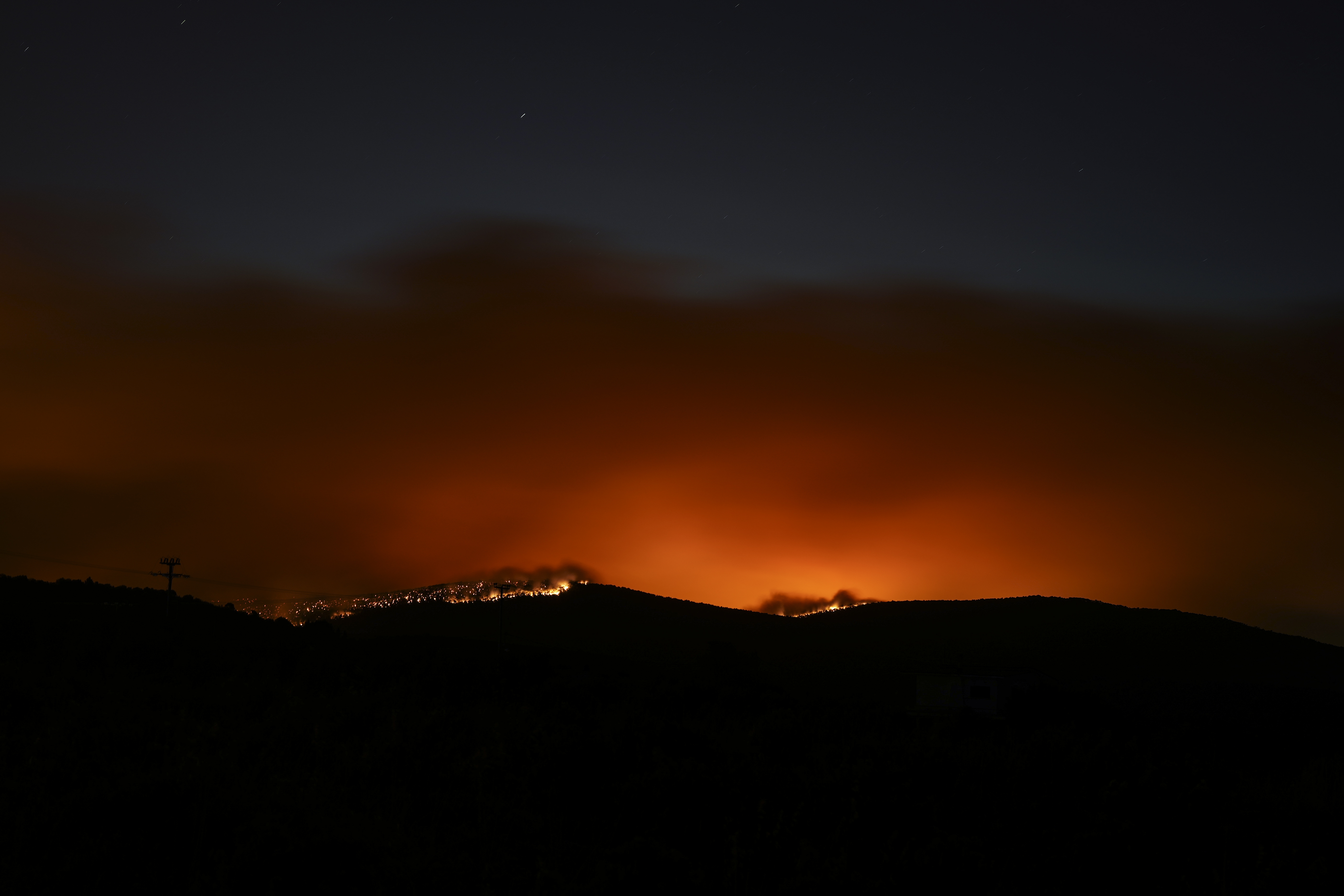 Greece wildfires force thousands to flee seaside resorts