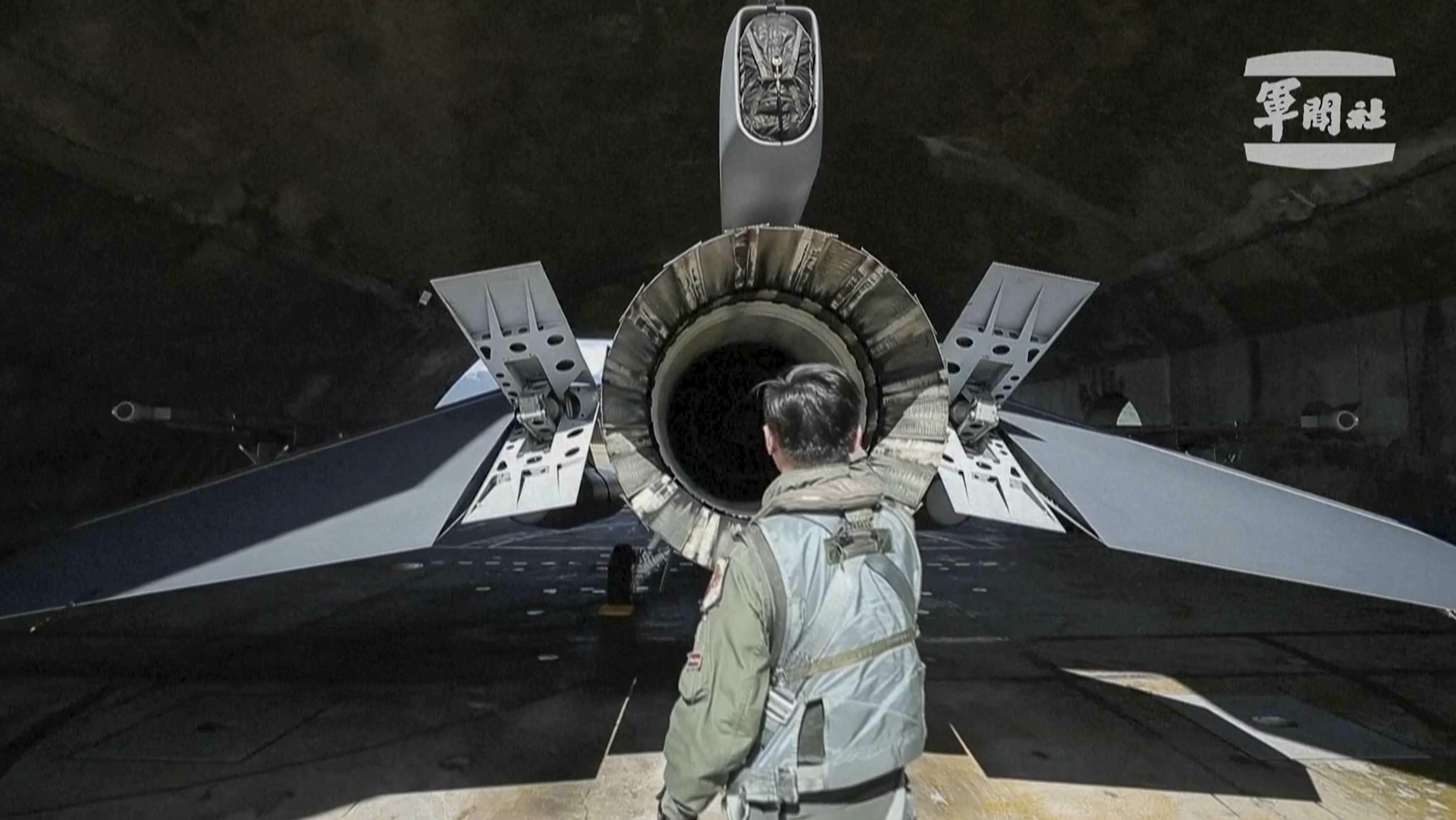 A Taiwan pilot inspecting an F-16