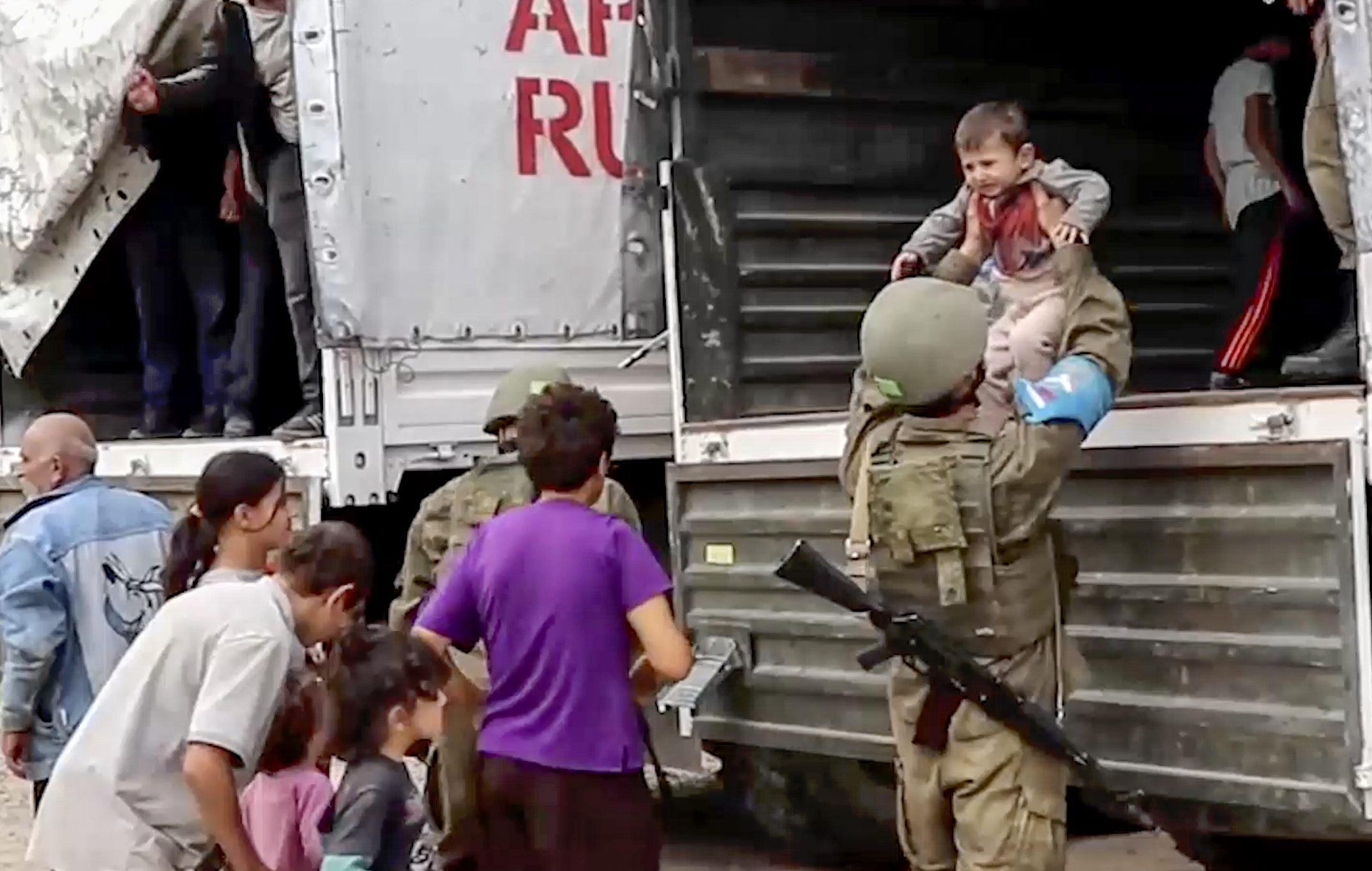 Thousands of Armenians flee from Nagorno-Karabakh