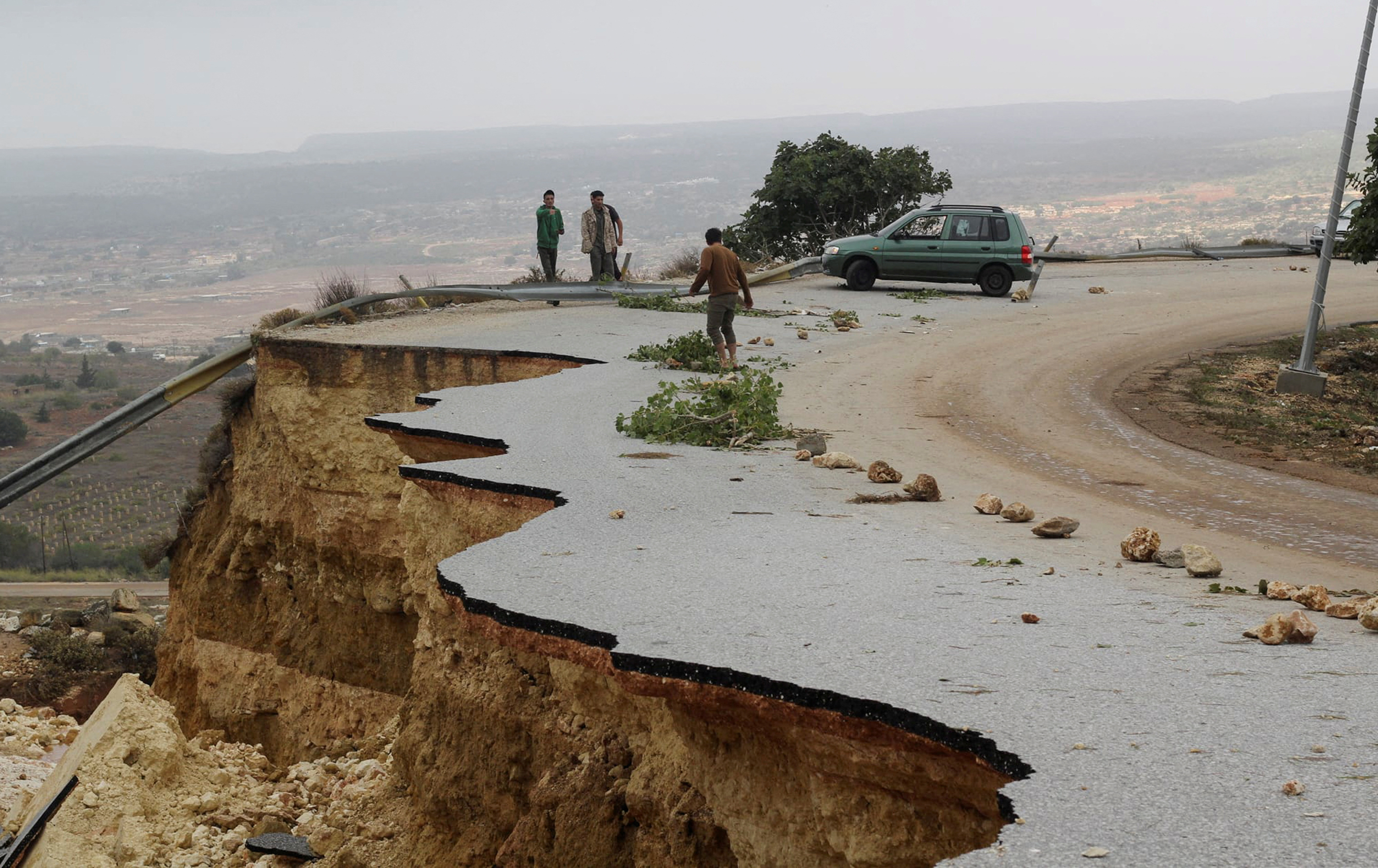 Flooding in Libya leaves 2,000 people feared dead and more missing after storm collapsed dams