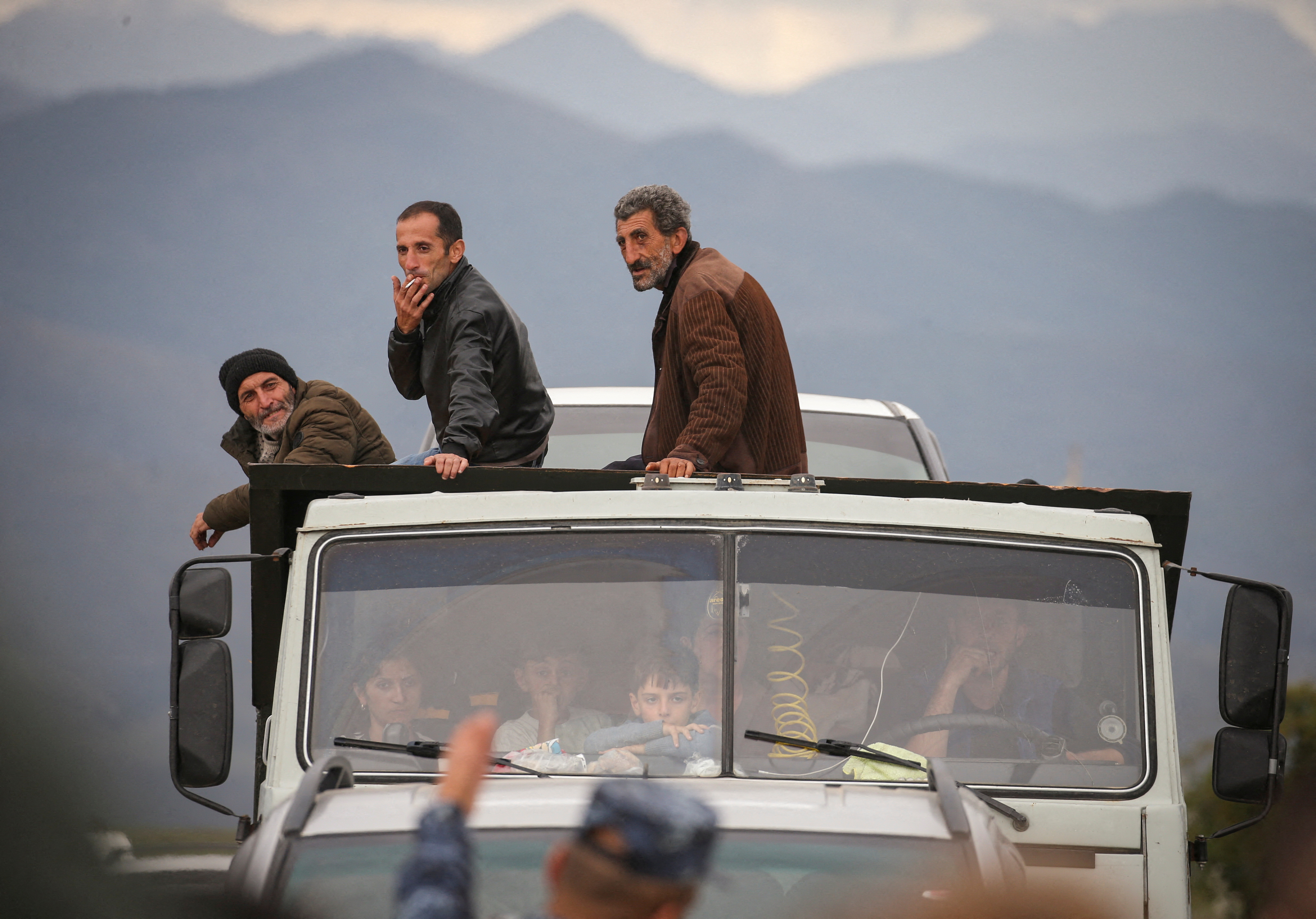 Thousands of Armenians flee from Nagorno-Karabakh