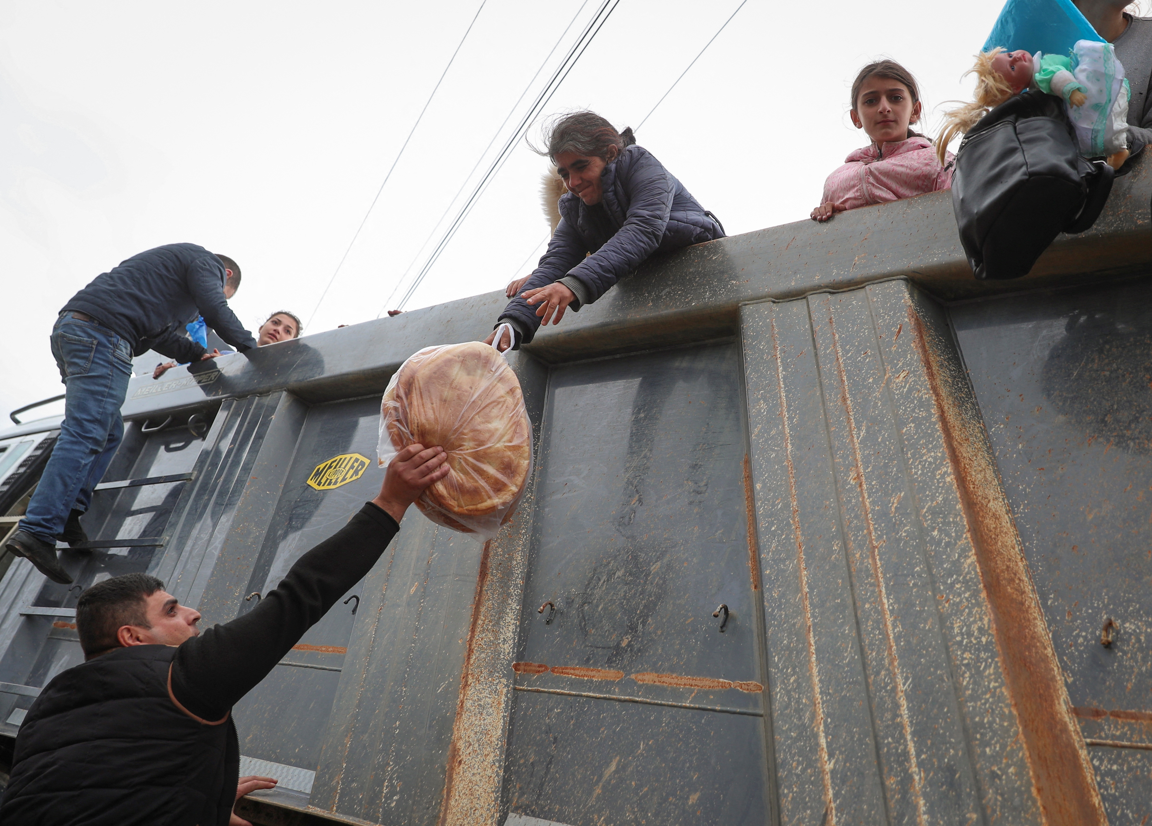 Thousands of Armenians flee from Nagorno-Karabakh