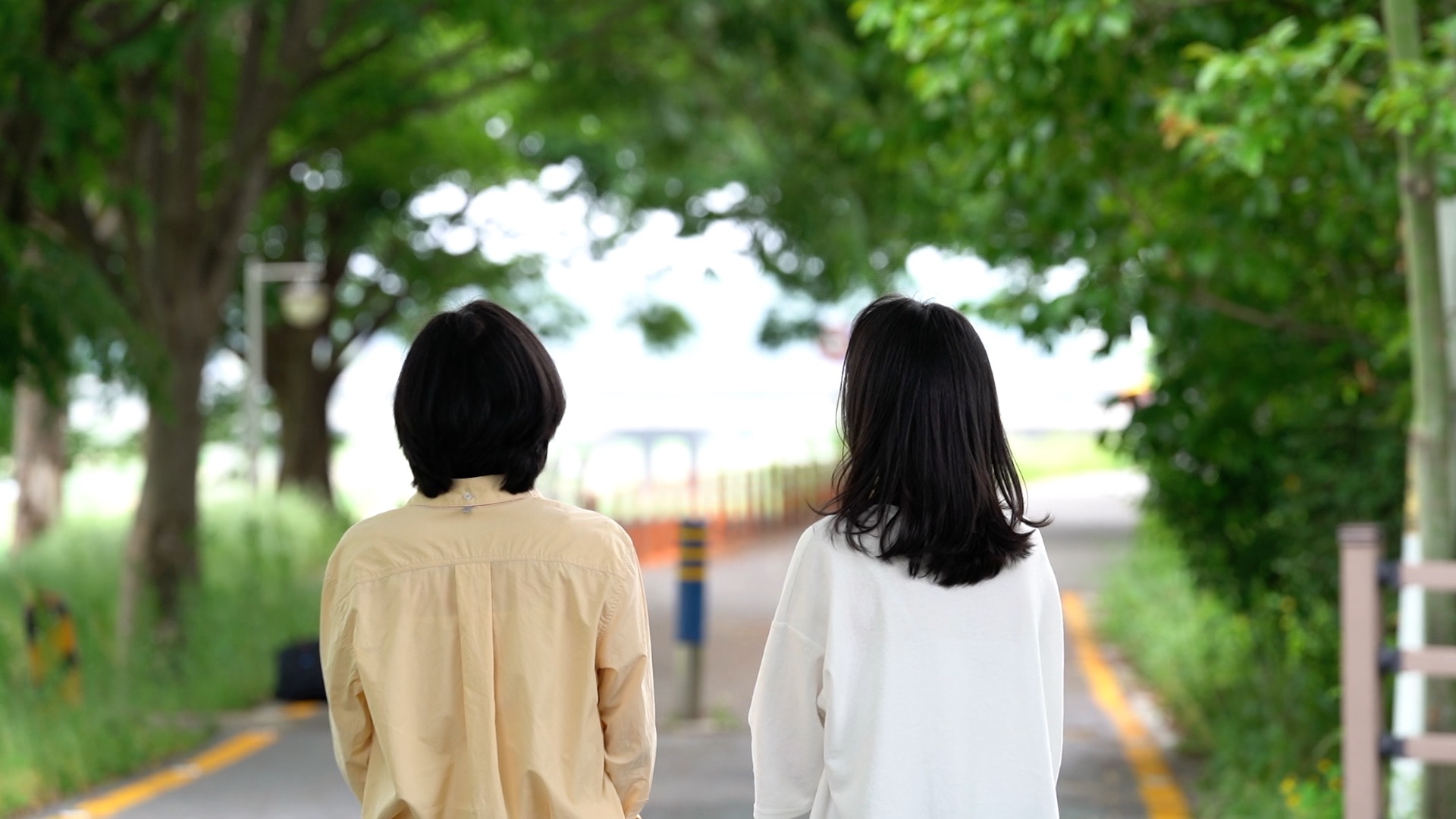 1: Eun Seo-Ran (right) and Lee Eo-Rie (left) standing together.