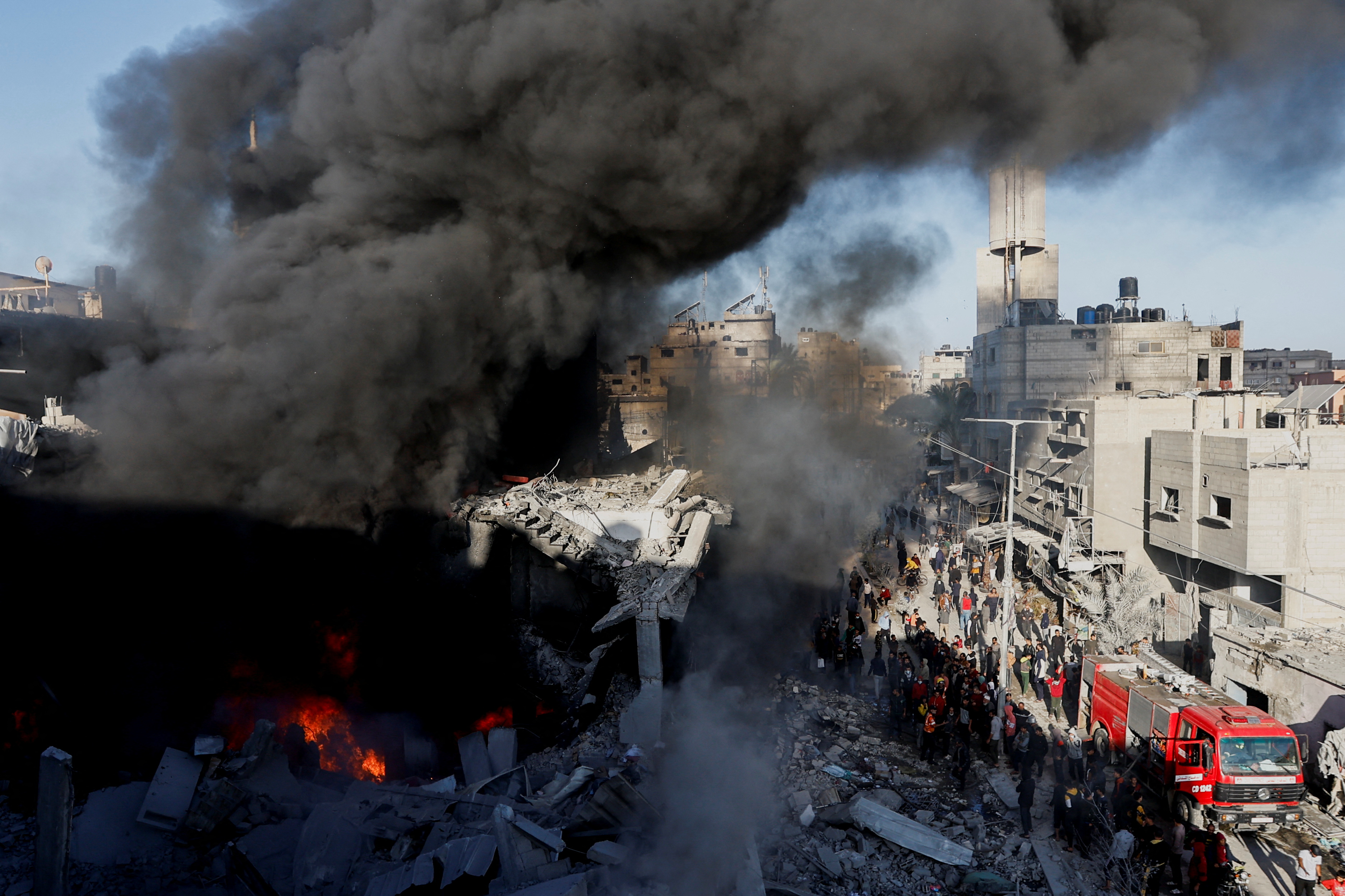 Smoke billows from a fire after an Israeli attack on Khan Younis, Gaza
