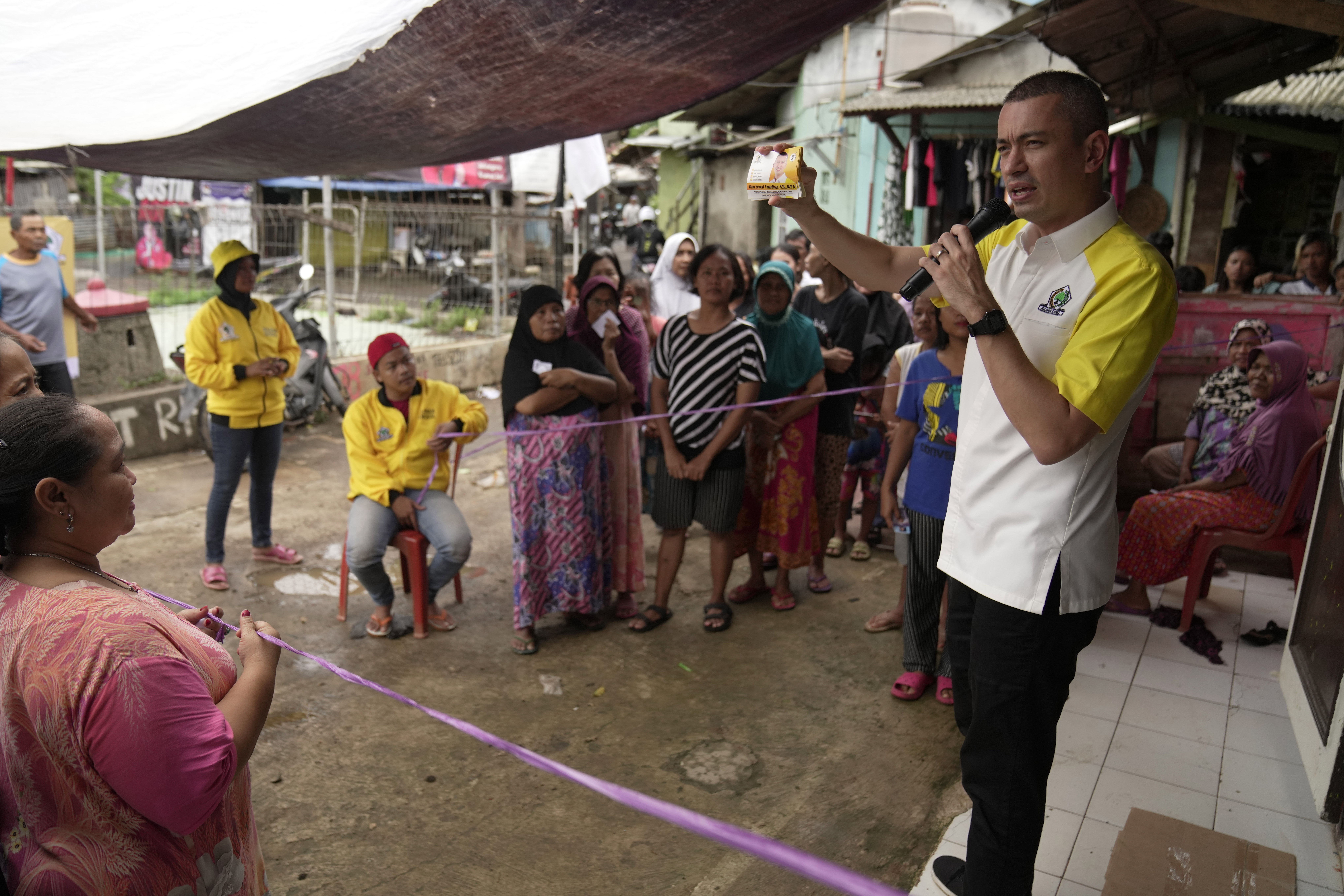 Rian Ernest at a campaign stop in Jakarta. A few people are listening.