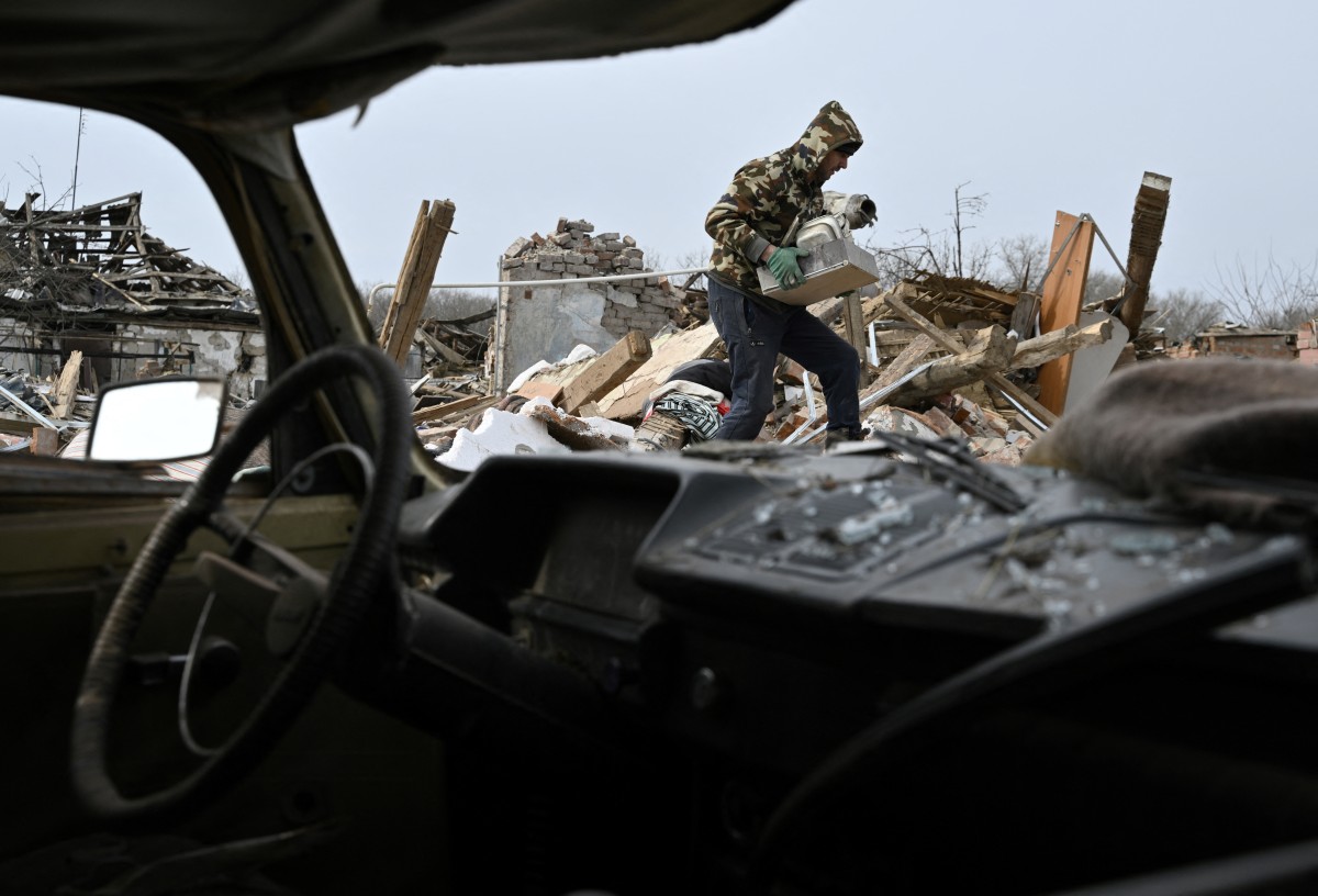 Russian bombs turn Ukraine border village into 'hell'