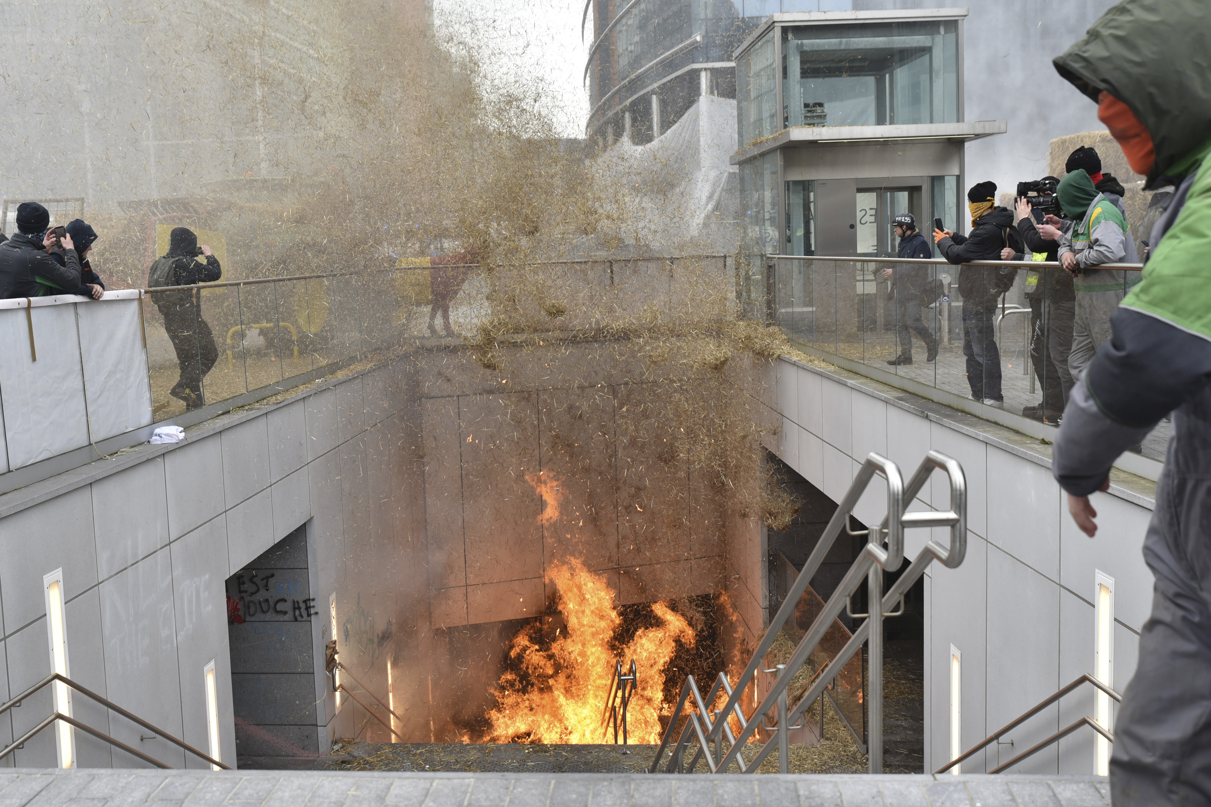 Farmers again block Brussels to protest EU policies