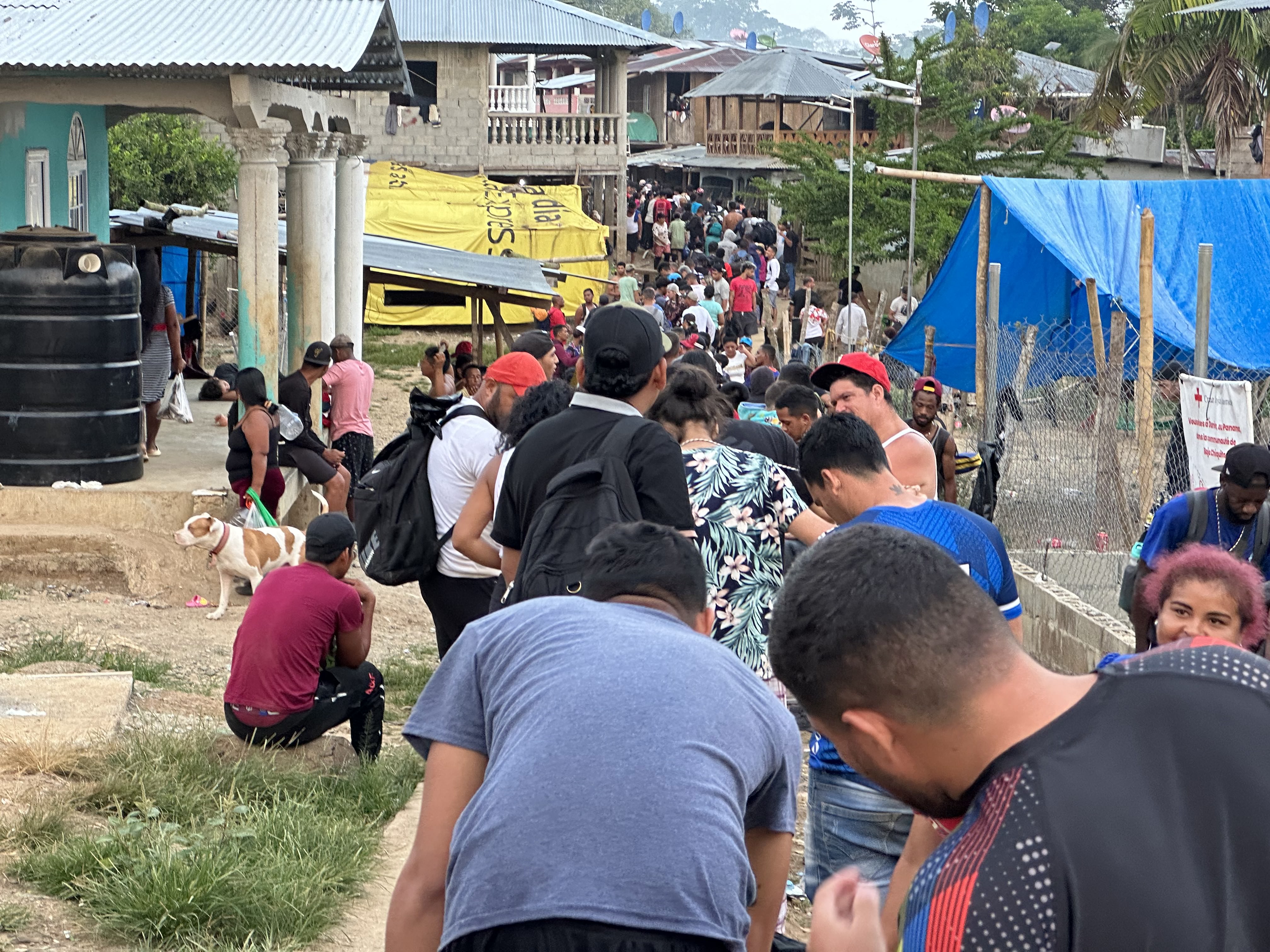A line of migrants and asylum seekers snakes through the town of Bajo Chiquito.