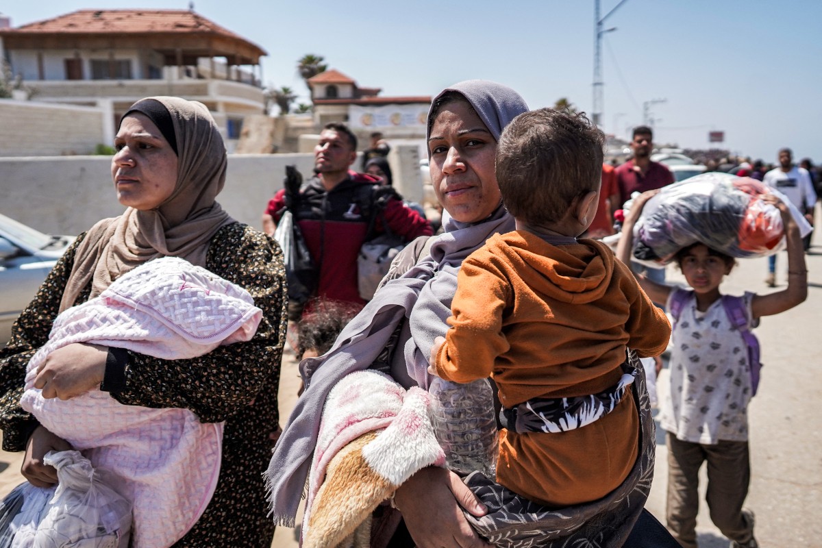 Displaced Palestinians take the coastal Rashid road to return to Gaza City