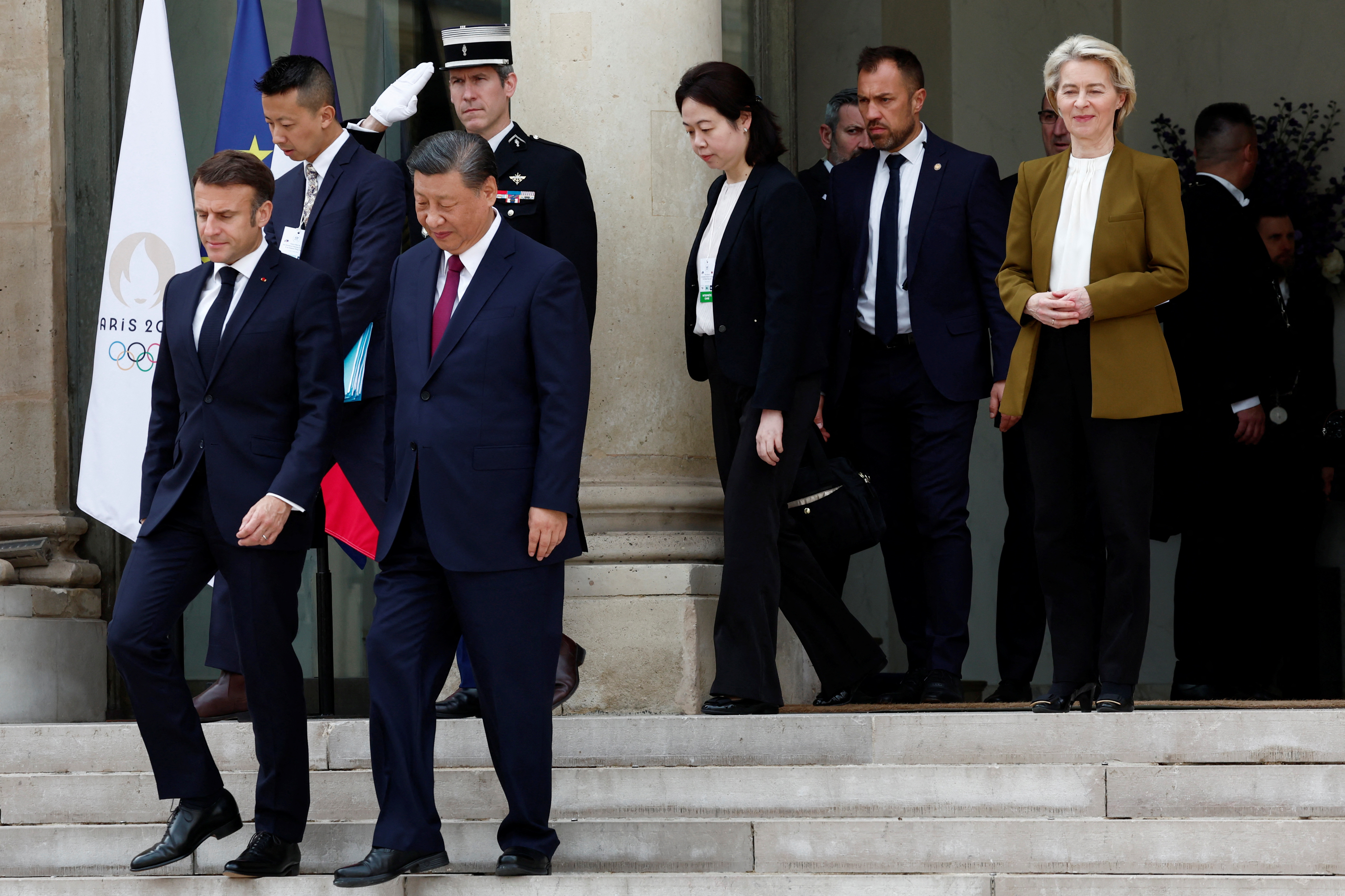 French President Emmanuel Macron and European Commission President Ursula von der Leyen accompany China's President Xi Jinping as he leaves after a trilateral meeting at the Elysee Palace in Paris as part of the Chinese president's two-day state visit in France, May 6, 2024. REUTERS/Gonzalo Fuentes