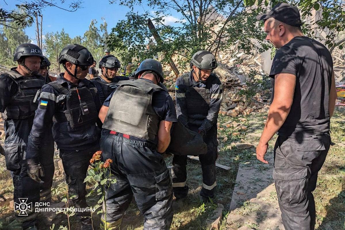 Rescuers carry a victim from the site of the Russian missile attack on Kryvyi Rhi