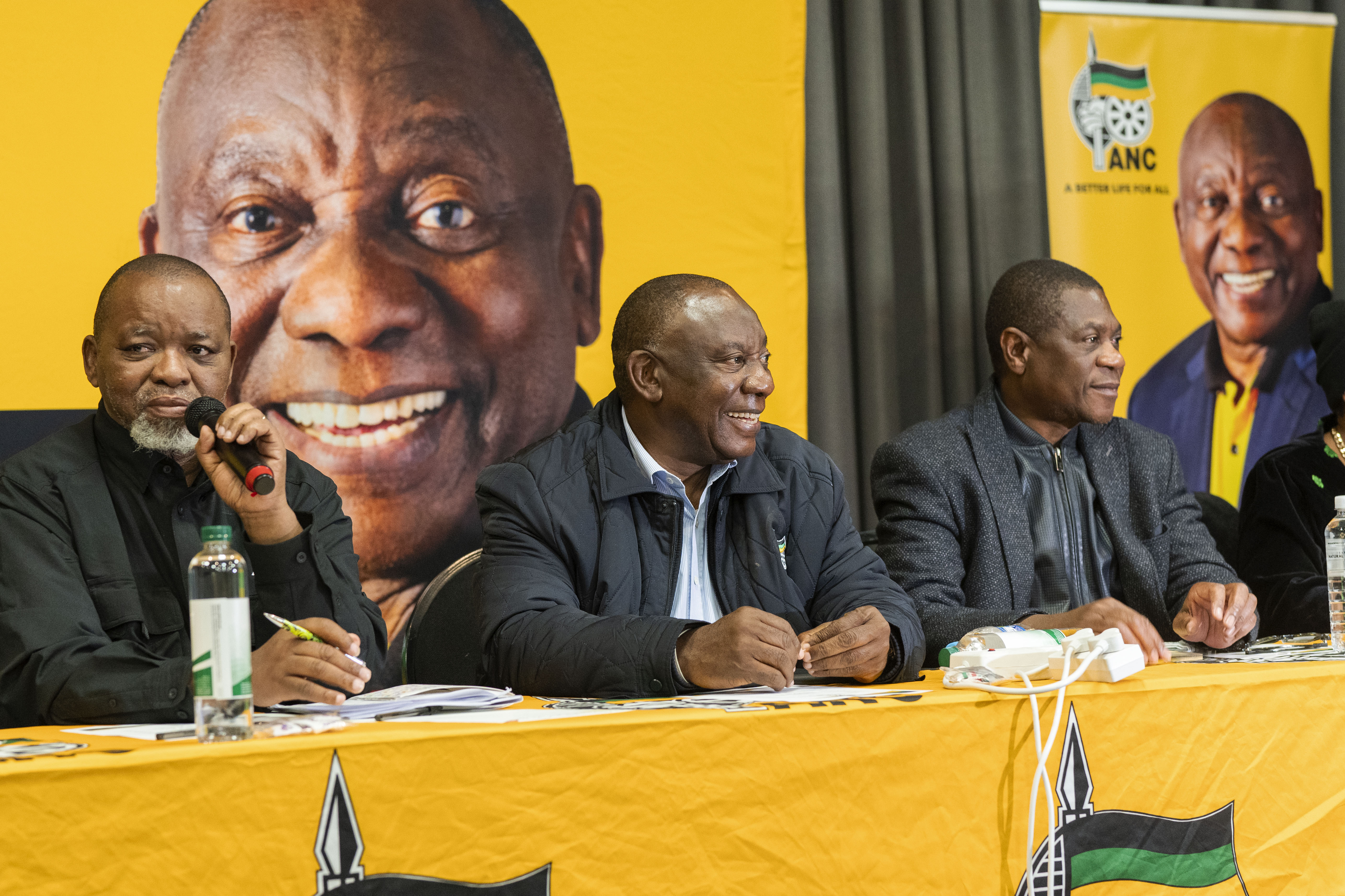 South African président Cyril Ramaphosa, center, meets with senior officials of his African National Congress party during the ANC's National Executive Committee Thursday, June 6, 2024 in Johannesburg, South Africa. The ANC lost its long-held majority in last week's vote but remained the biggest party. An ANC spokesperson said Wednesday that it was now leaning toward a government of national unity that would bring together many of the political parties in a broad agreement, rather than a direct coalition with the main opposition, the Democratic Alliance. (AP Photo/Jerome Delay)