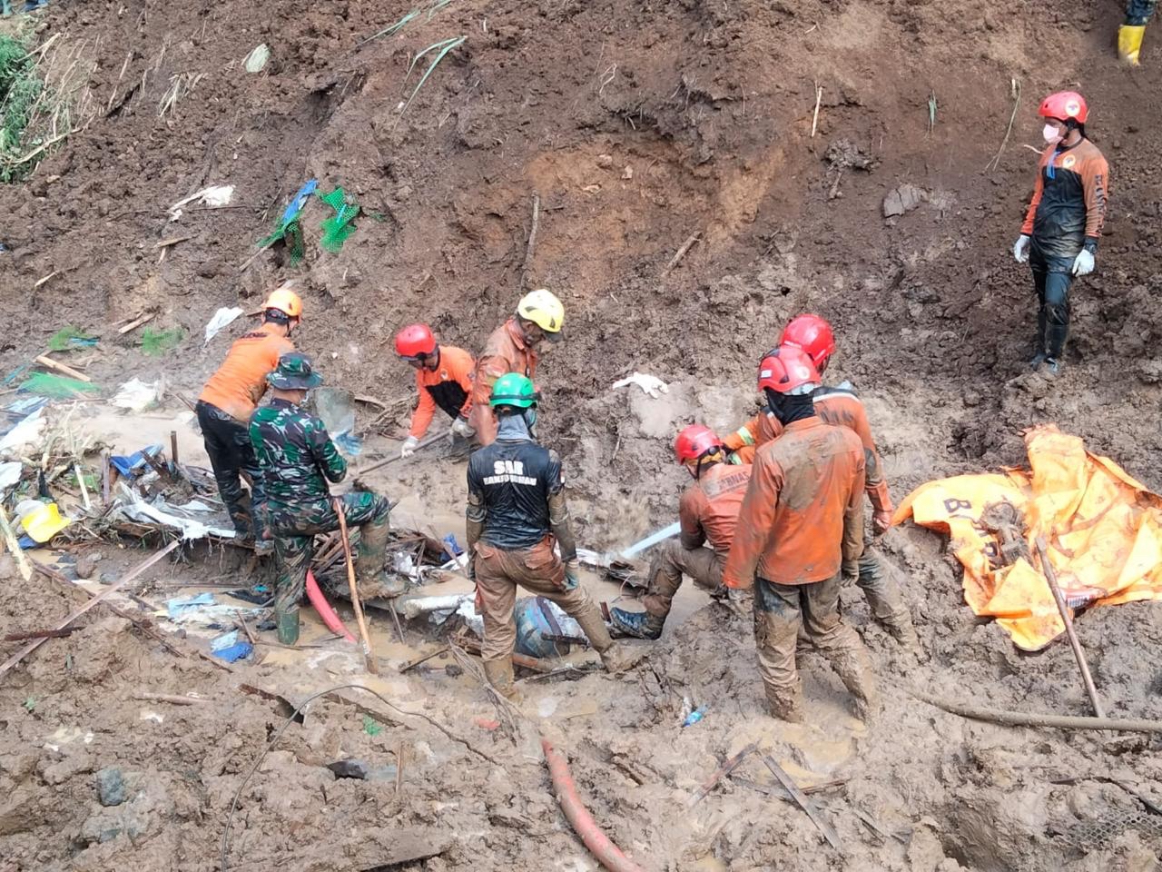 epa11466190 A handout photo made available by the National Search and Rescue Agency (BASARNAS) shows rescuers searching for landslide victims at Tulabo village, Samawa, Gorontalo, Indonesia, 07 July 2024 (issued 08 July 2024). According to The National Disaster Management Agency, six people died and 26 were missing in landslides at Tulabolo village in Gorontalo, which were caused by heavy rainfall over several days and unstable ground conditions, EPA-EFE/BASARNAS / HANDOUT HANDOUT EDITORIAL USE ONLY/NO SALES