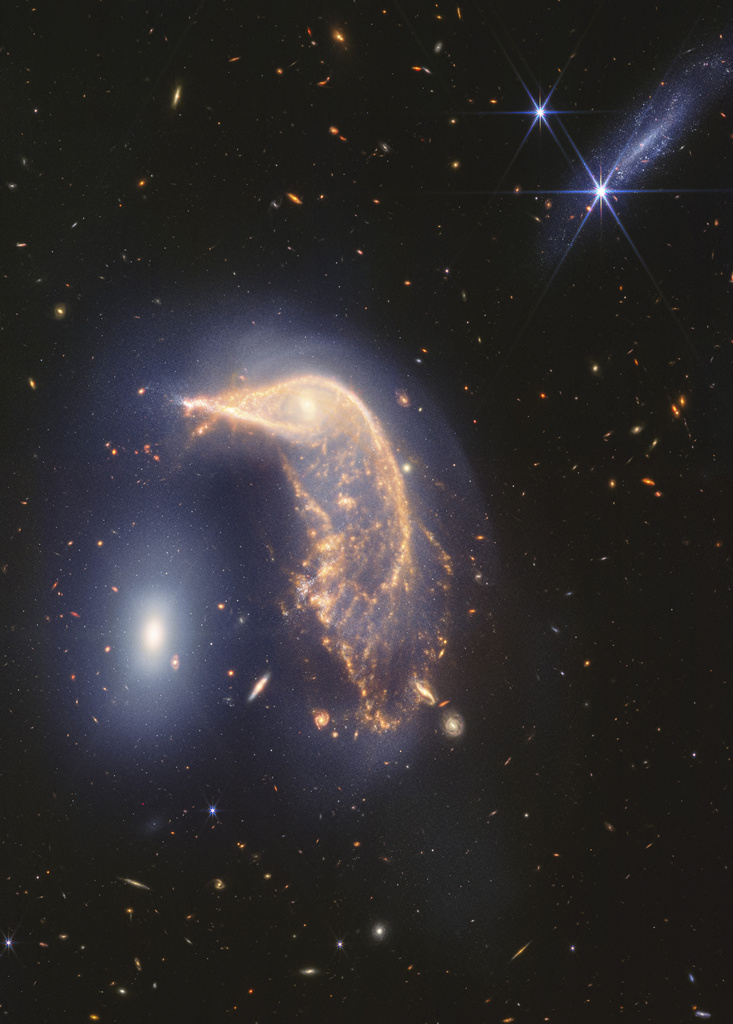 Two entangled galaxies