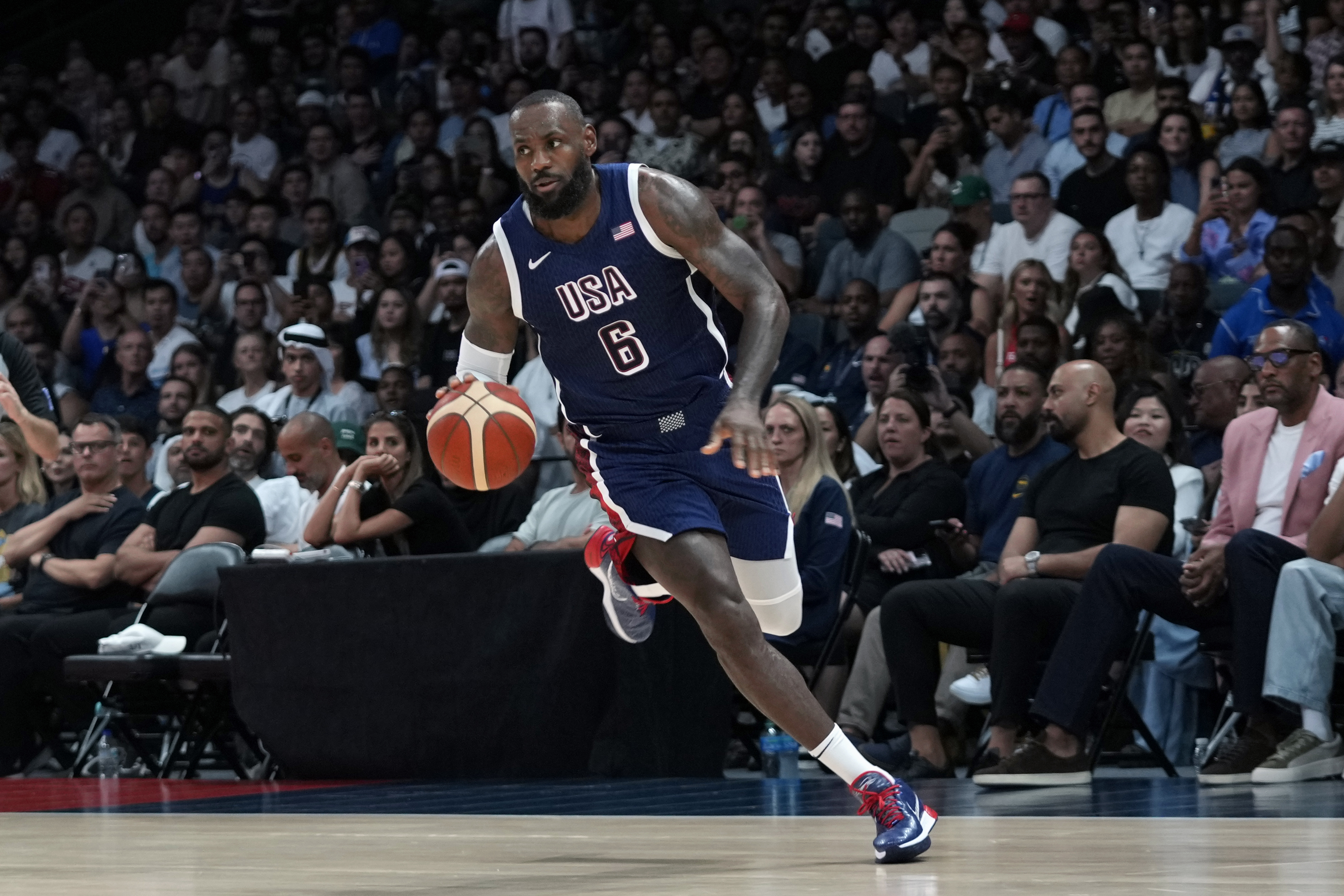 Basketball drivers towards basket.