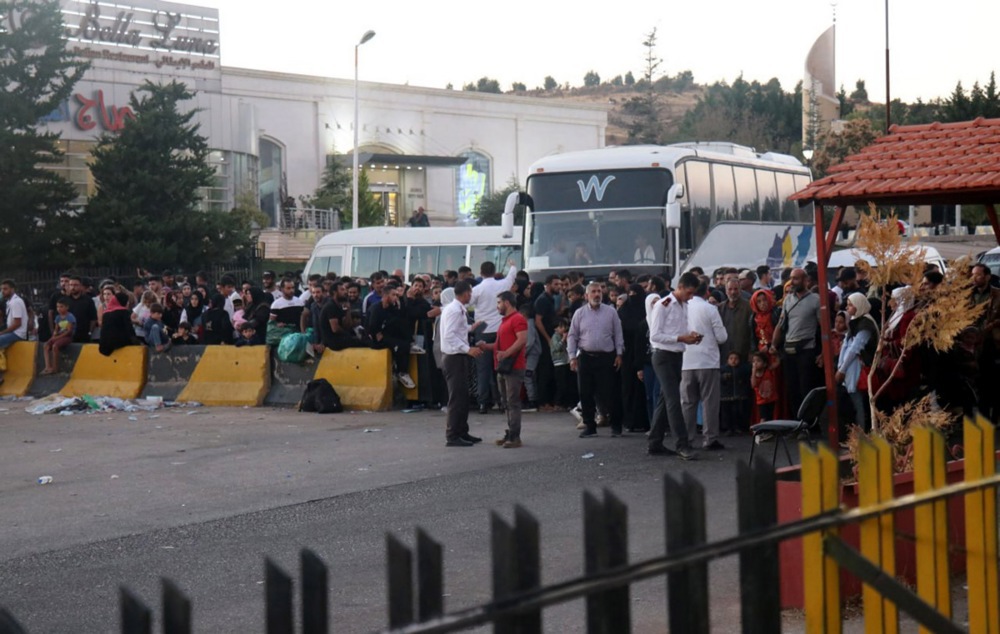 epa11624234 People who fled from southern Lebanon following Israeli military strikes in recent days arrive at the Masnaa Border Crossing with Lebanon, Jdeidat Yabous, Syria, 25 September 2024. According to Lebanon's Ministry of Health, at least 558 people have been killed, and more than 1,835 have been injured following continued Israeli airstrikes on southern Lebanese towns and villages. EPA-EFE/STR