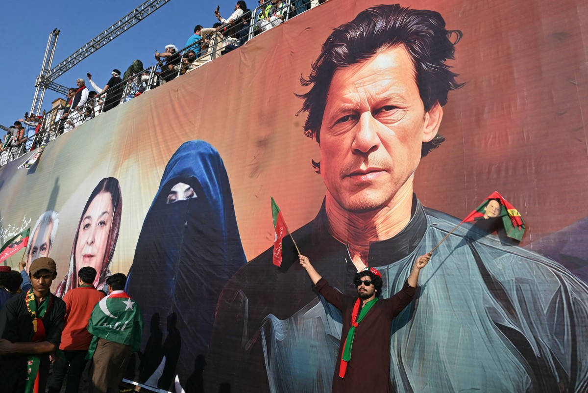 Thousands defy roadblocks in rally for Pakistan ex-PM Khan