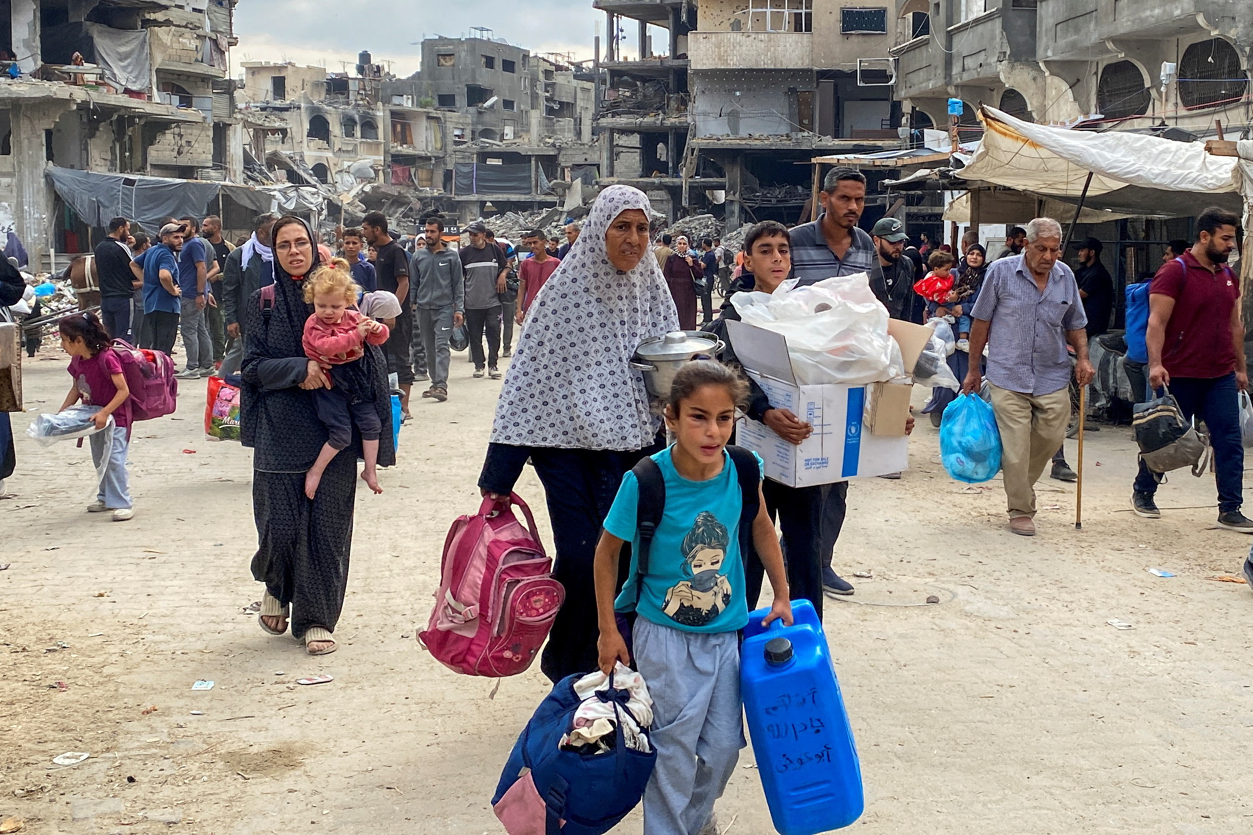 Displaced Palestinians make their way as they flee areas in northern Gaza Strip following an Israeli evacuation order, amid the Israel-Hamas conflict, in Jabalia, October 6, 2024. REUTERS/Hussam Al-Zaanin TPX IMAGES OF THE DAY