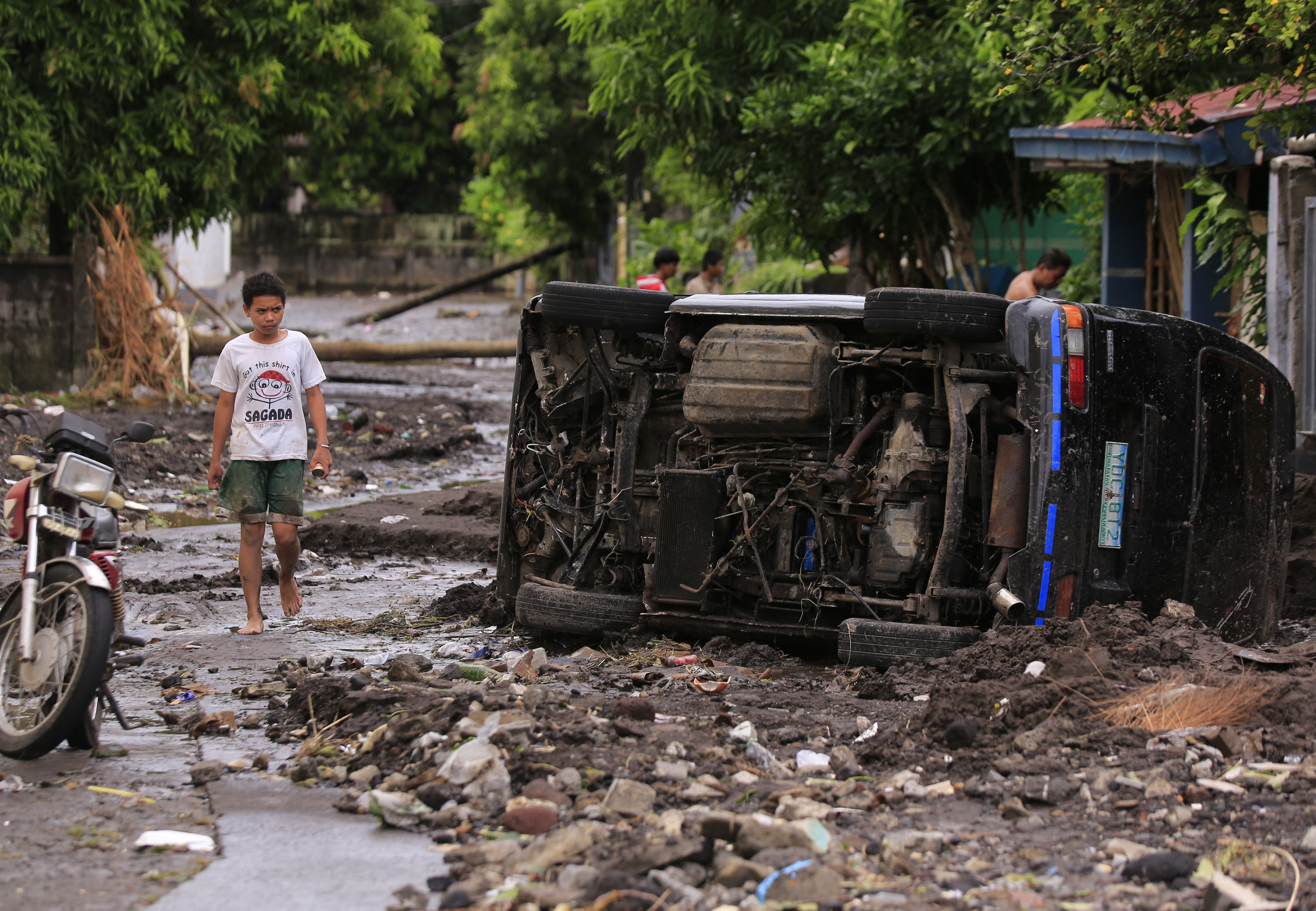thousands evacuated as tropical storm batters Philippines