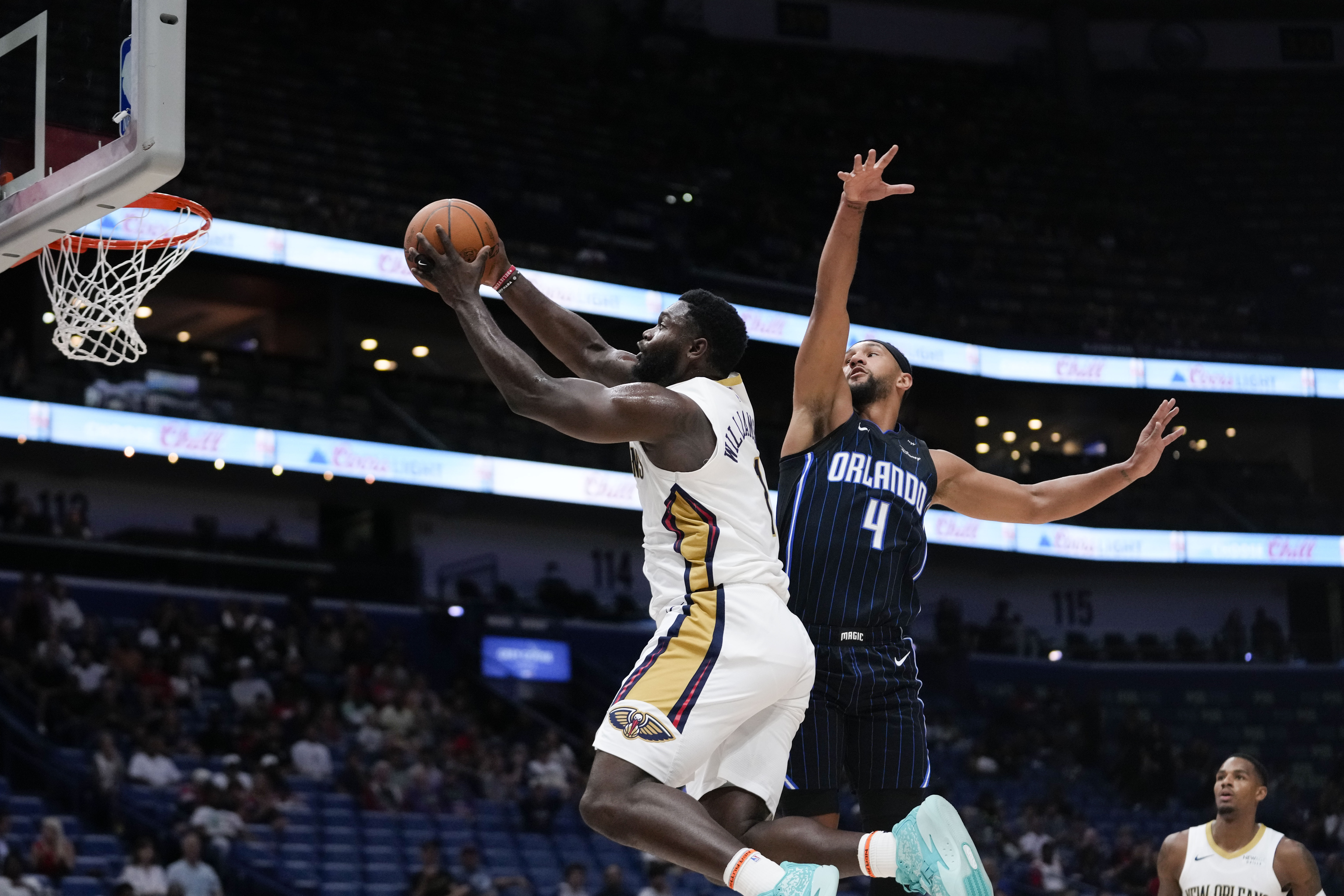 Zion Williamson shoots ball.