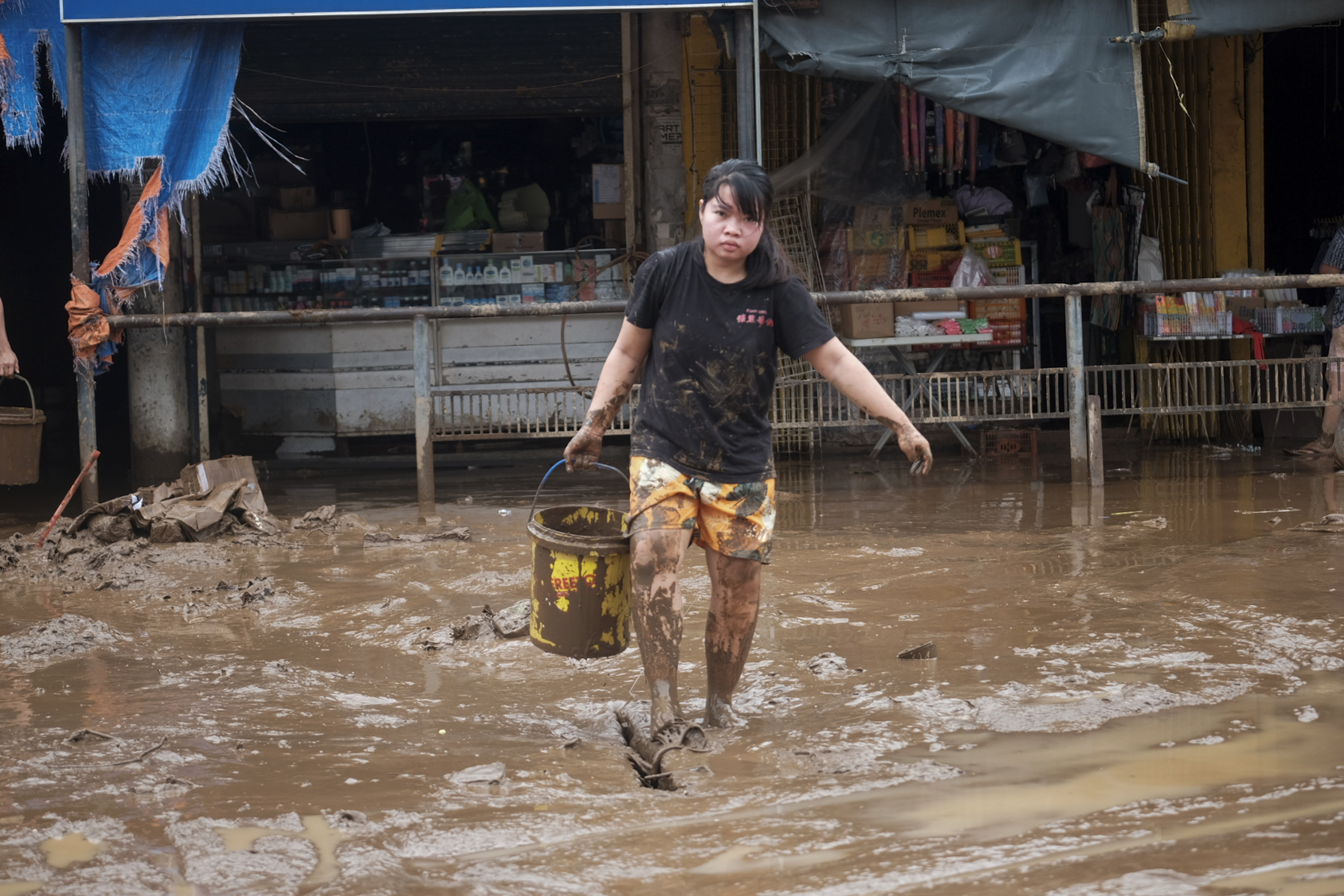 thousands evacuated as tropical storm batters Philippines