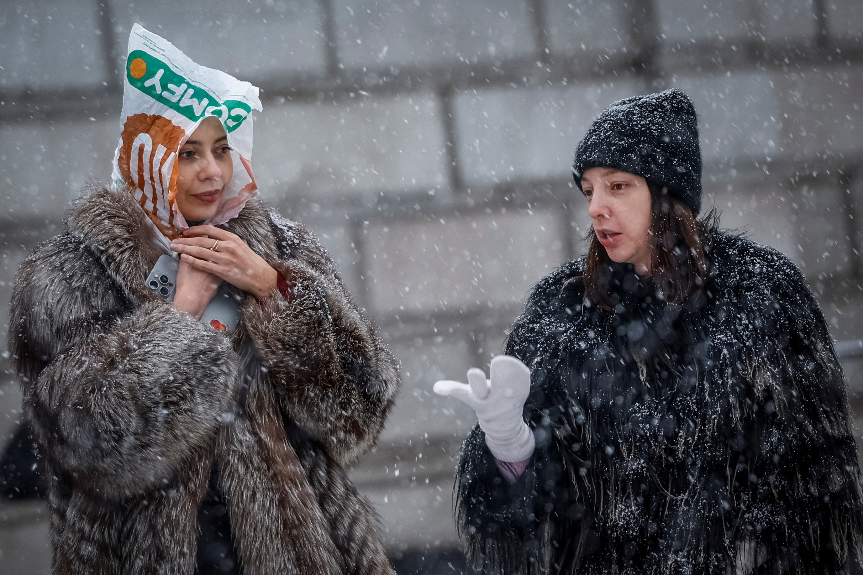 Women walk on a snow-covered street during a snowfall, in Kyiv, Ukraine November 22, 2024. REUTERS/Alina Smutko TPX IMAGES OF THE DAY