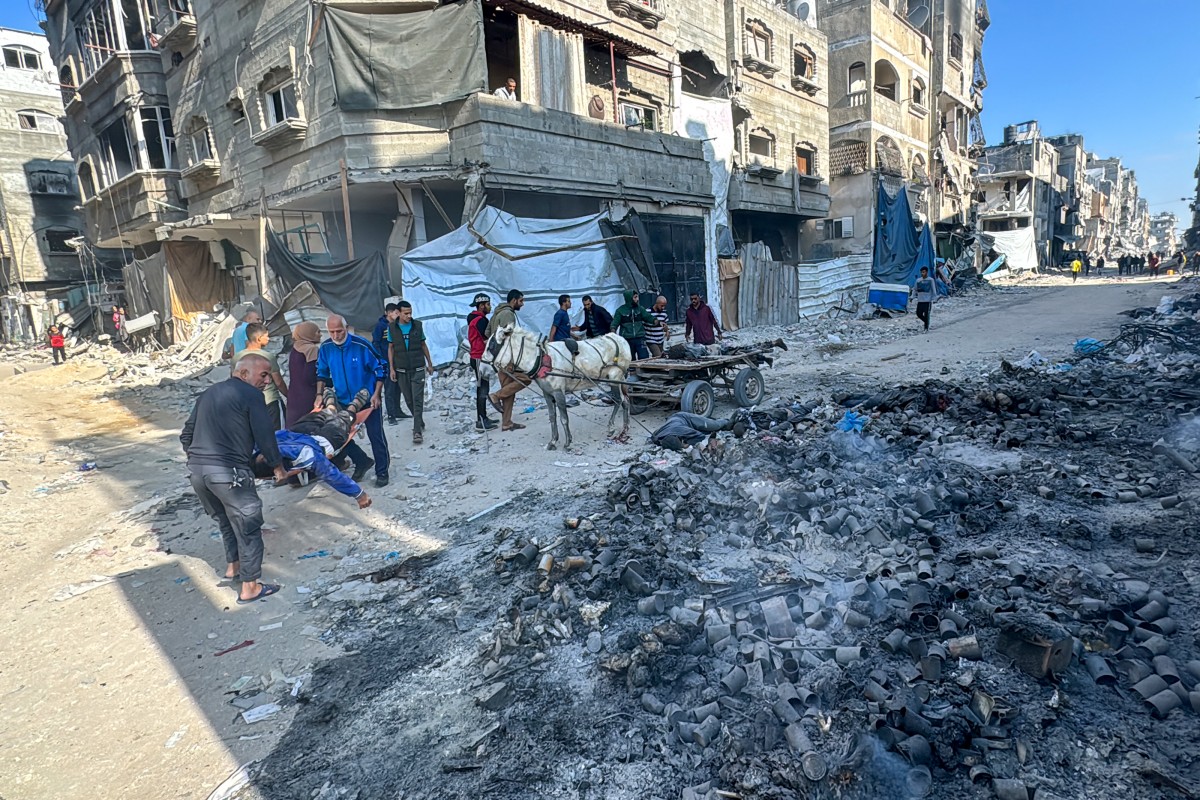 EDITORS NOTE: Graphic content / Palestinians carry bodies after an Israeli strike in Beit Lahia, northern Gaza Strip, on November 13, 2024, amid the ongoing war between Israel and Hamas. (Photo by AFP)