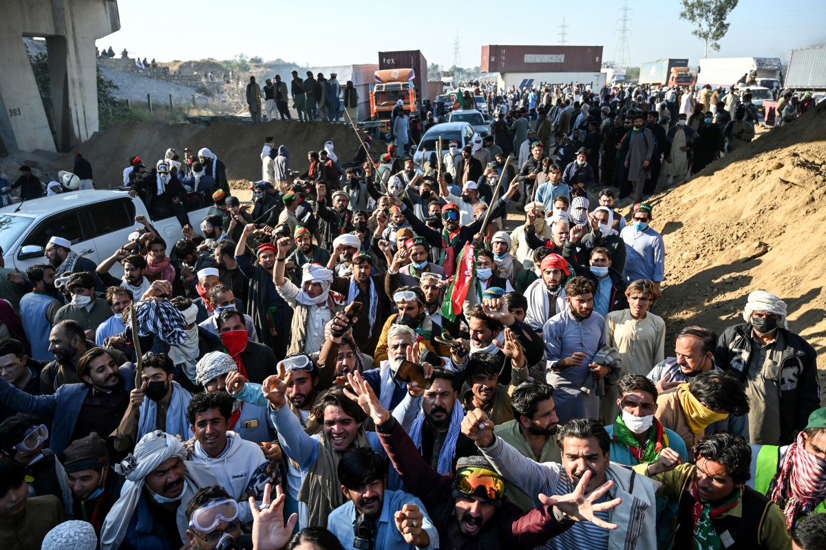 Imran Khan supporters breach lockdown in Pakistani capital