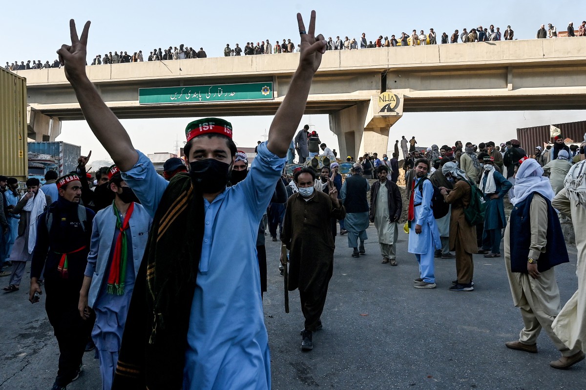 Imran Khan supporters breach lockdown in Pakistani capital