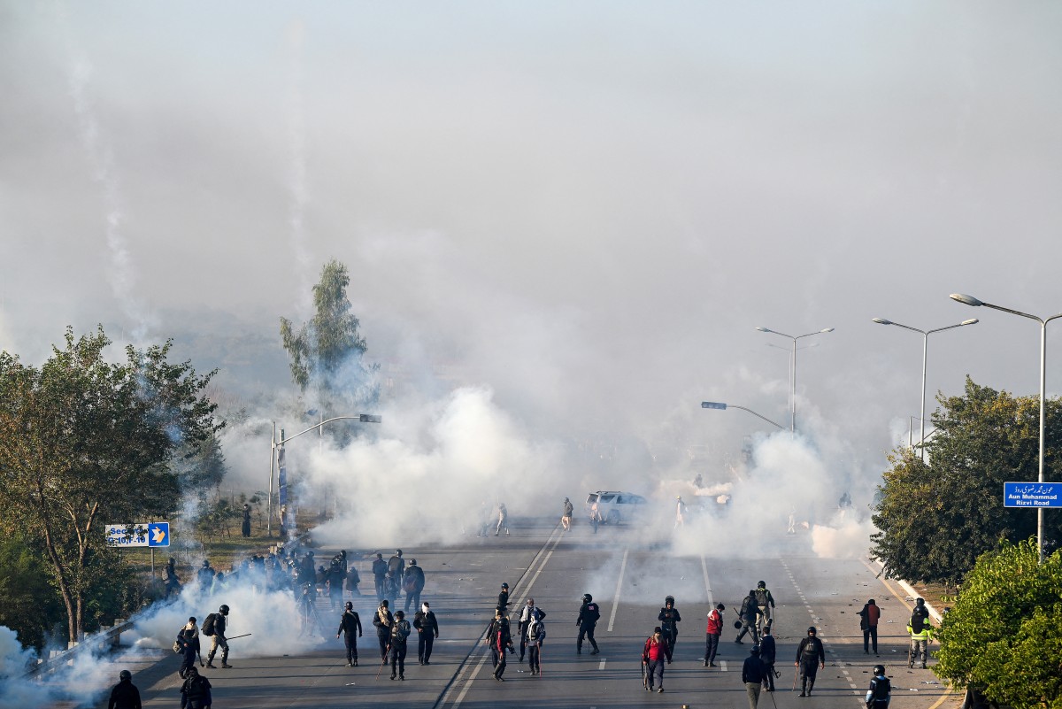 Imran Khan supporters breach lockdown in Pakistani capital
